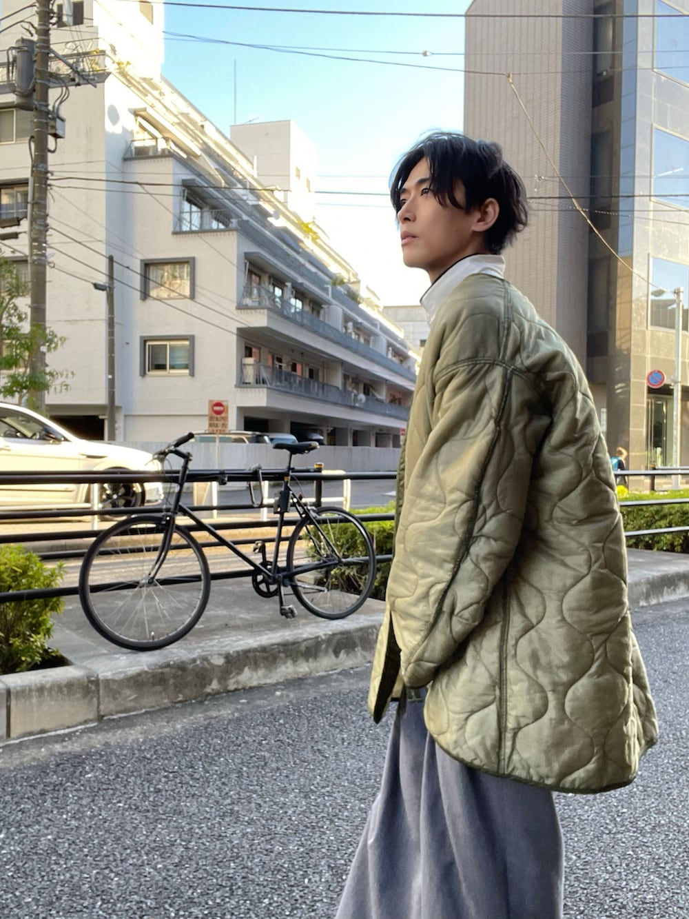 グレー系のその他パンツ、ブラック系のドレスシューズ、ホワイト系のシャツ/ブラウスを着用したメンズの冬コーディネートの2枚目の写真