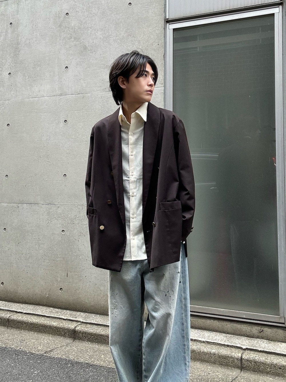 ホワイト系のシャツ/ブラウス、ブルー系のデニムパンツ、グレー系のスニーカーを着用したメンズの春コーディネートの2枚目の写真