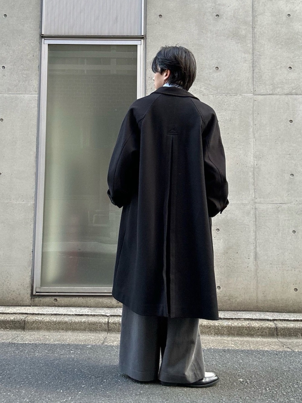 ブルー系のシャツ/ブラウス、グレー系のスラックス、ブラック系のTシャツ/カットソーを着用したメンズの冬コーディネートの3枚目の写真