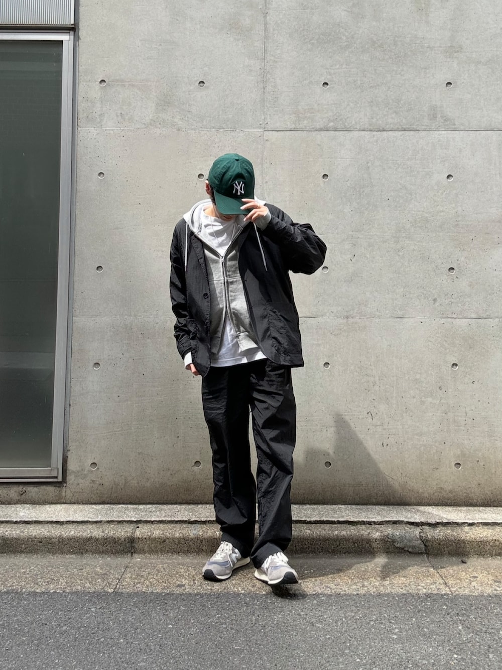 ホワイト系のTシャツ/カットソー、グレー系のパーカー、グレー系のスニーカーを着用したメンズの春コーディネートの2枚目の写真