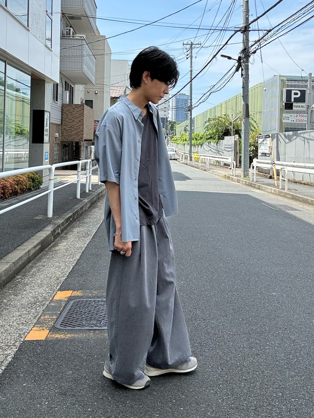 「モノトーン、タンクトップ、休日コーデ、メンズコーデ、カジュアルコーデ、おしゃれさんと繋がりたい、プチプラコーデ、大人コーデ、夏コーデ、シャツスタイル、outfit、いいね、save、フォローお願いします🤑、爽やかコーデ、きれいめカジュアル、スラックス」｜「WYM LIDNMのMVS LAYERED SLIT TANK TOP（タンクトップ、グレー系）」を使った、ダイスケさん（メンズ・170cm）の夏コーディネートの2枚目の写真