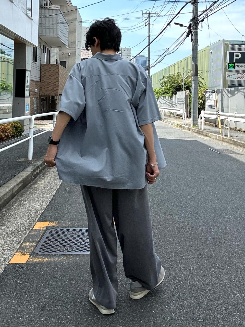「モノトーン、タンクトップ、休日コーデ、メンズコーデ、カジュアルコーデ、おしゃれさんと繋がりたい、プチプラコーデ、大人コーデ、夏コーデ、シャツスタイル、outfit、いいね、save、フォローお願いします🤑、爽やかコーデ、きれいめカジュアル、スラックス」｜「WYM LIDNMのMVS LAYERED SLIT TANK TOP（タンクトップ、グレー系）」を使った、ダイスケさん（メンズ・170cm）の夏コーディネートの3枚目の写真