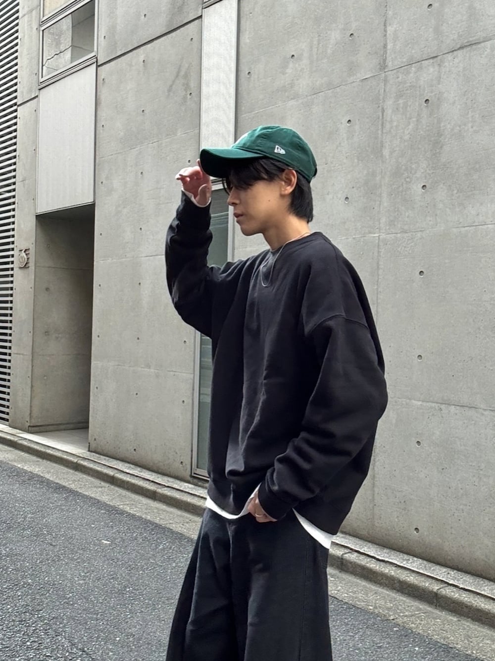 ブラック系のデニムパンツ、ホワイト系のTシャツ/カットソー、ブラック系のスウェットを着用したメンズの秋コーディネートの2枚目の写真