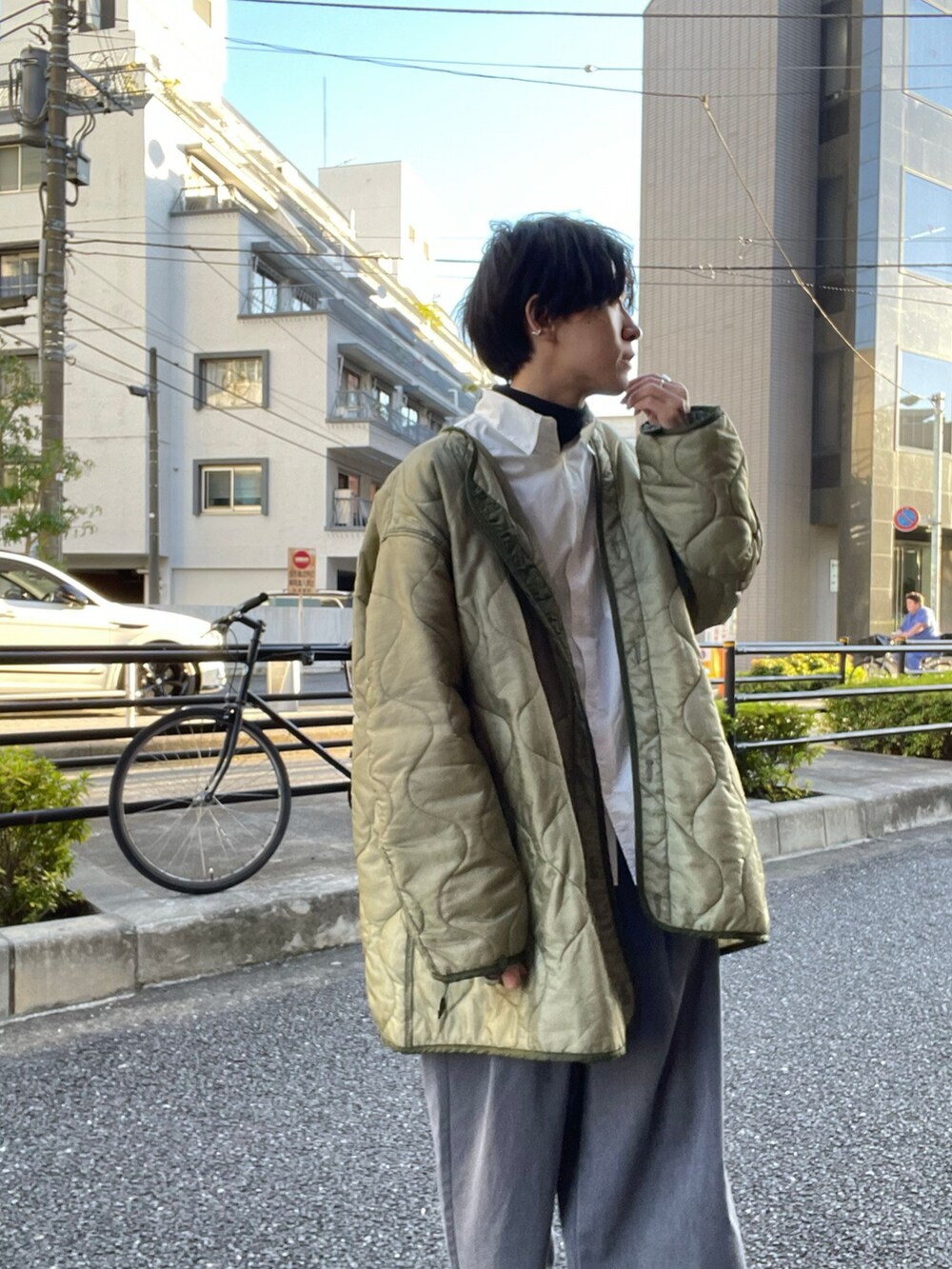 グレー系のその他パンツ、ブラック系のドレスシューズ、ホワイト系のシャツ/ブラウスを着用したメンズの冬コーディネートの3枚目の写真