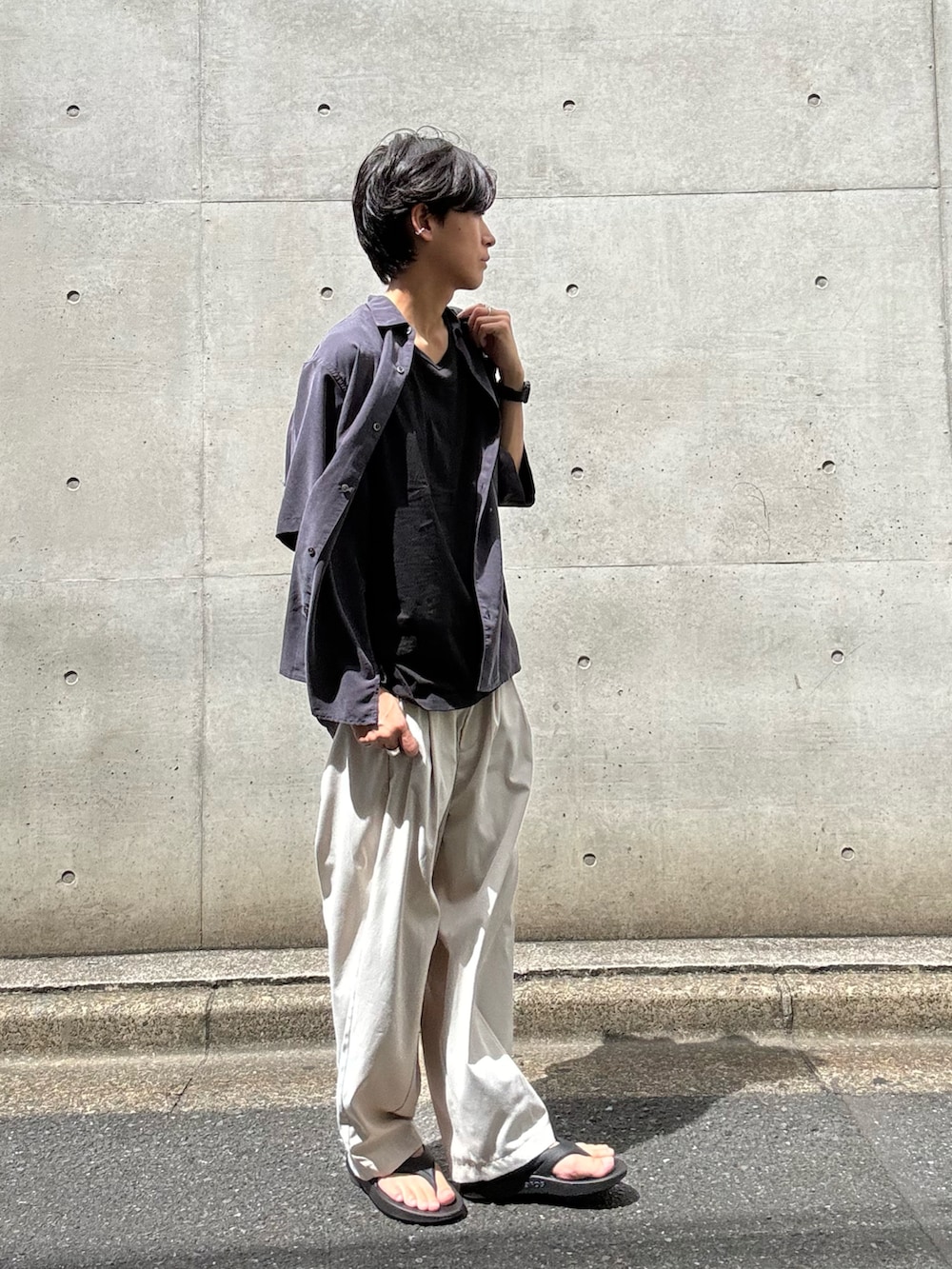 ブラック系のタンクトップ、ブラック系のシャツ/ブラウス、ホワイト系のその他パンツを着用したメンズの夏コーディネートの2枚目の写真