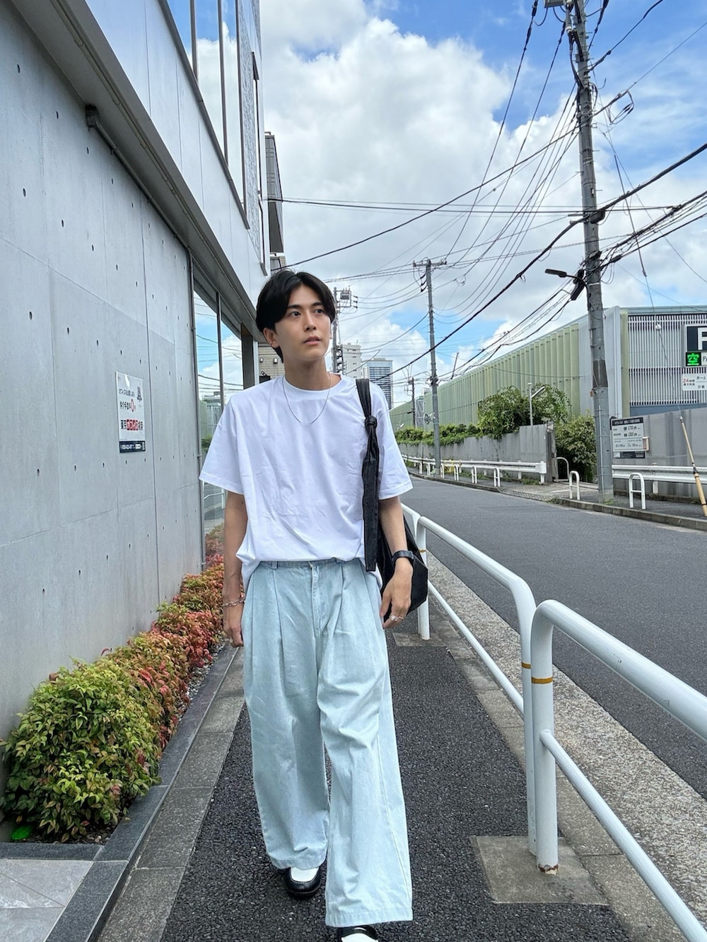 ホワイト系のTシャツ/カットソー、ブルー系のデニムパンツ、ブラック系のショルダーバッグを着用したメンズの夏コーディネートの2枚目の写真