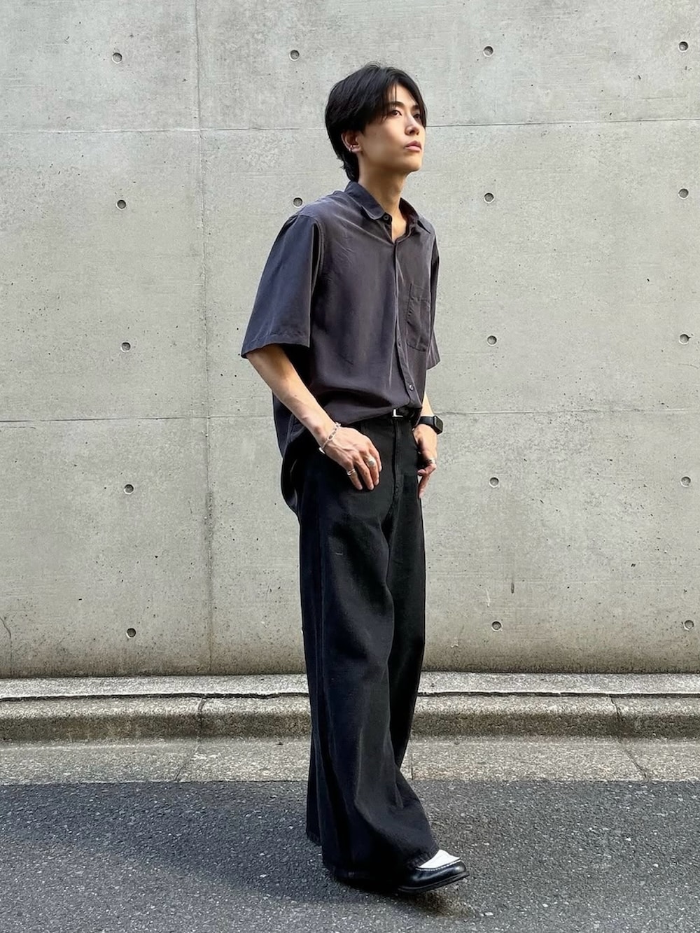 ブラック系のデニムパンツ、ブラック系のシャツ/ブラウス、ブラウン系のローファーを着用したメンズの夏コーディネートの2枚目の写真