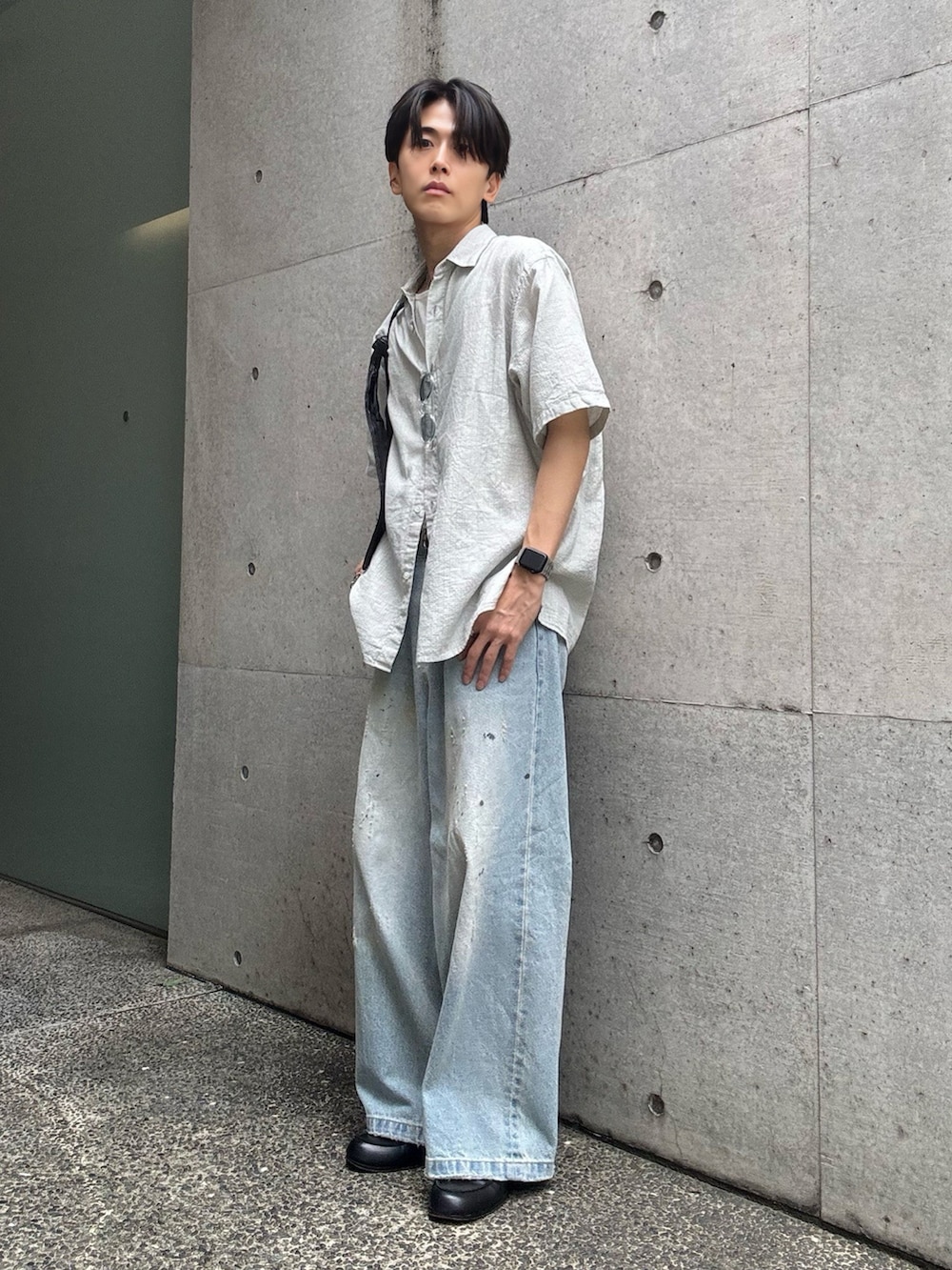 ブルー系のデニムパンツ、ホワイト系のタンクトップ、グレー系のシャツ/ブラウスを着用したメンズの夏コーディネートの2枚目の写真