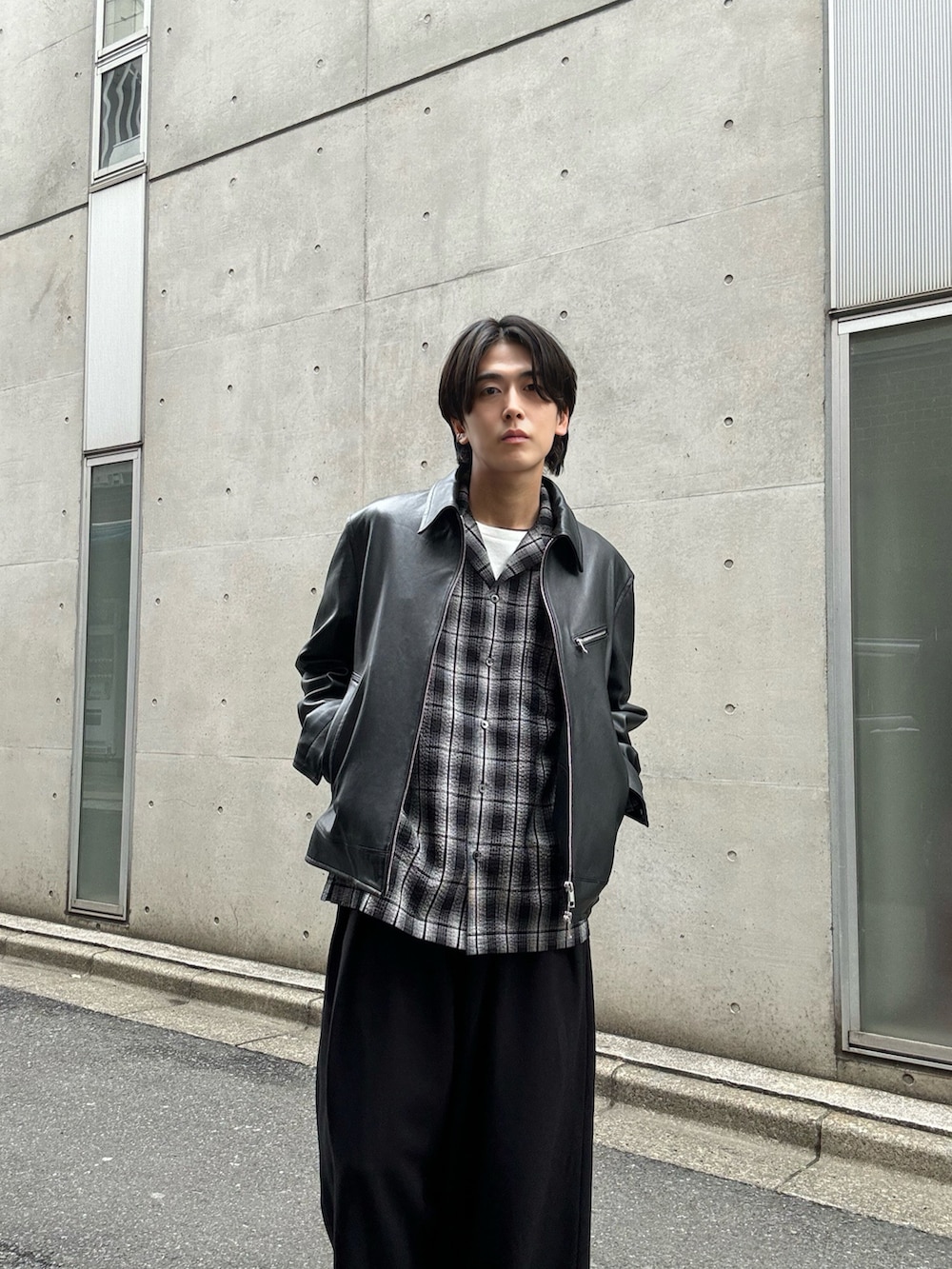 ブラック系のシャツ/ブラウス、ブラック系のライダースジャケット、ブラック系のスラックスを着用したメンズの春コーディネートの2枚目の写真