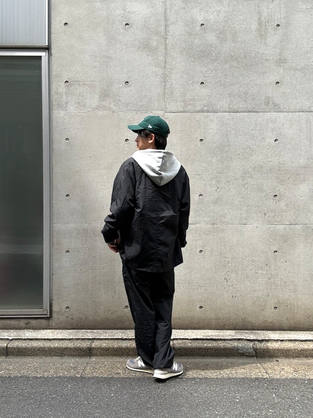 ホワイト系のTシャツ/カットソー、グレー系のパーカー、グレー系のスニーカーを着用したメンズの春コーディネートの3枚目の写真