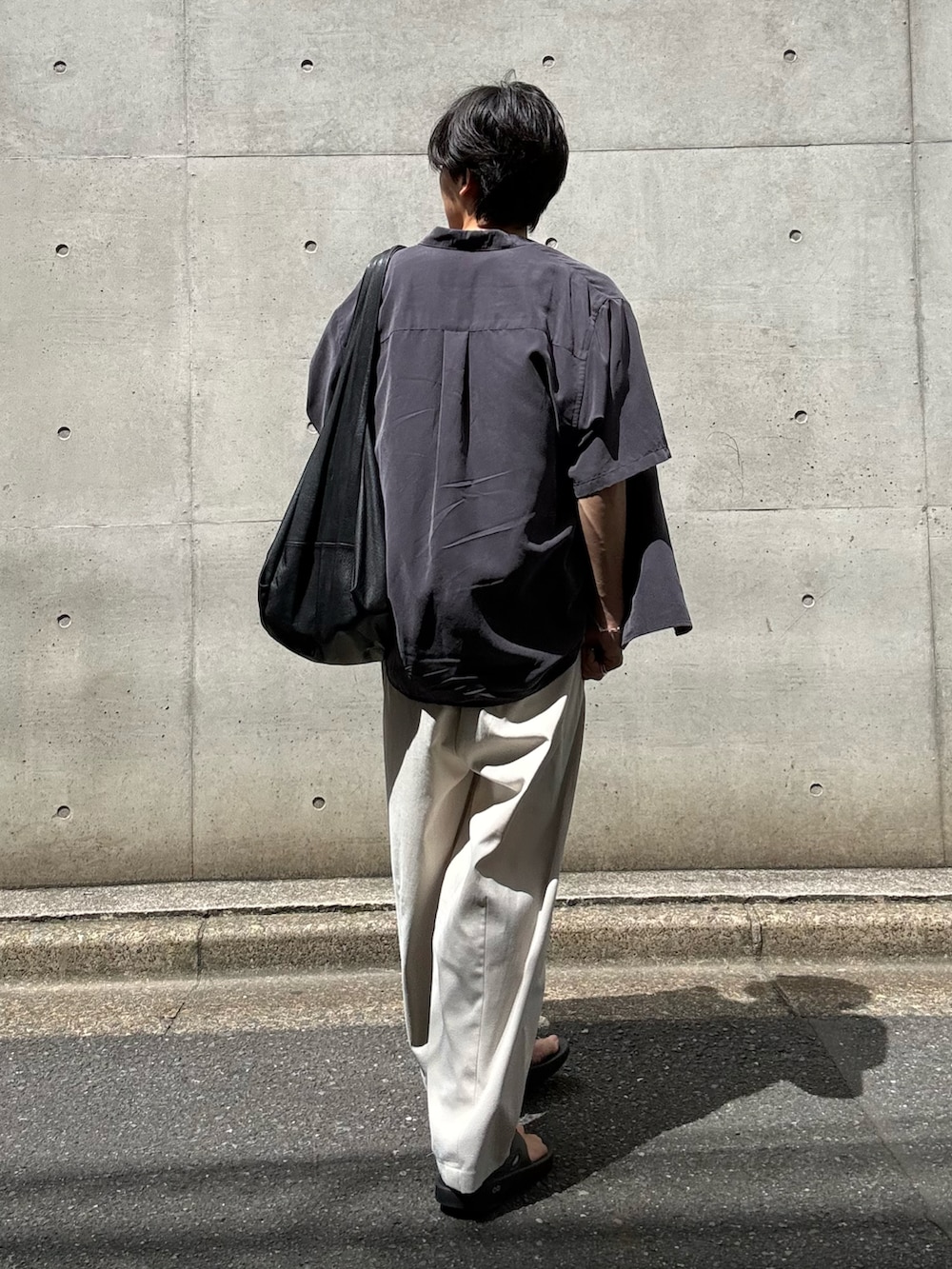 ブラック系のタンクトップ、ブラック系のシャツ/ブラウス、ホワイト系のその他パンツを着用したメンズの夏コーディネートの3枚目の写真