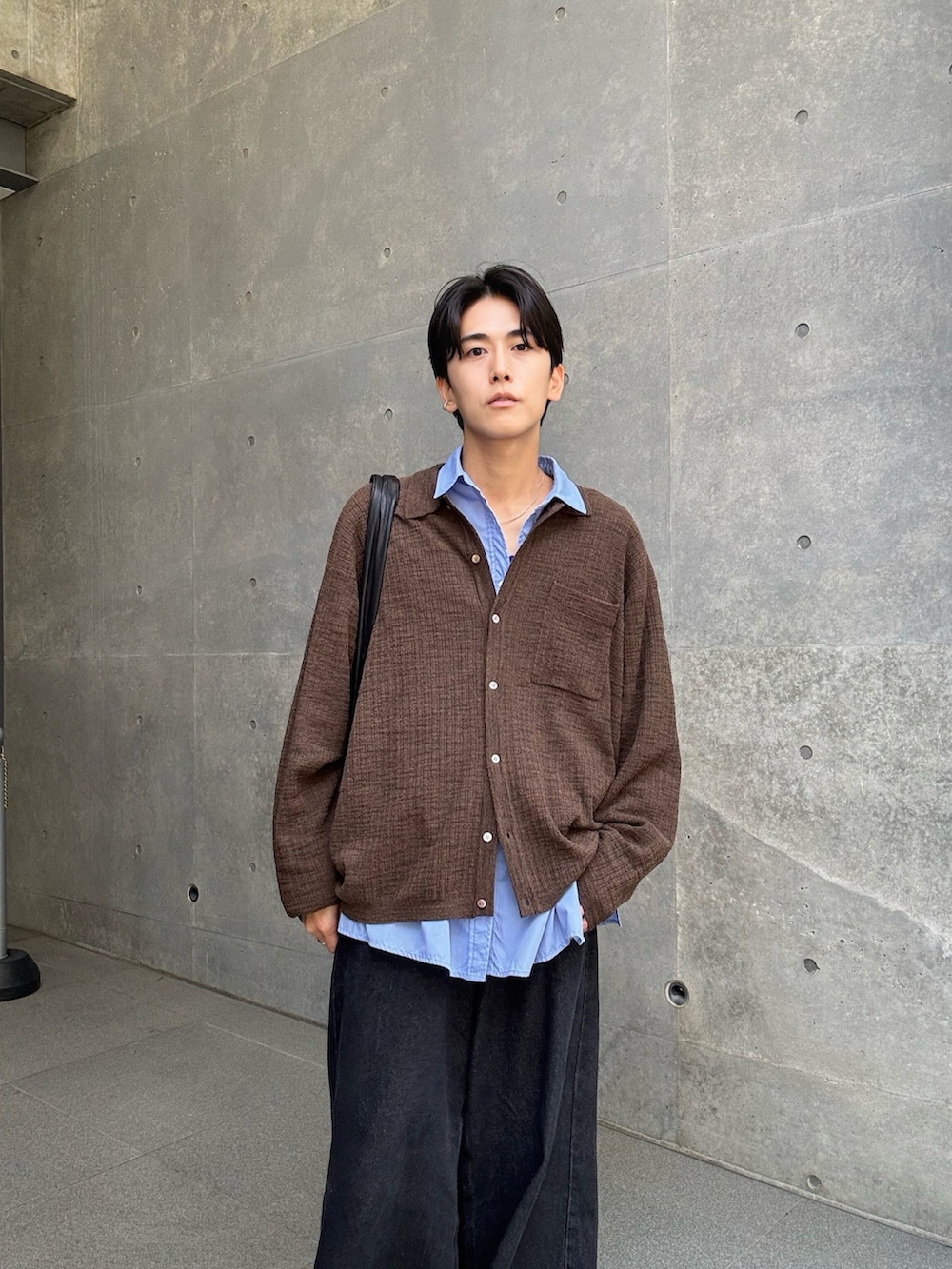 ブラック系のデニムパンツ、ブラウン系のシャツ/ブラウス、ブルー系のシャツ/ブラウスを着用したメンズの春コーディネートの2枚目の写真