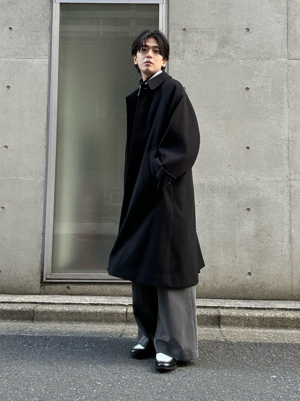 ブルー系のシャツ/ブラウス、グレー系のスラックス、ブラック系のTシャツ/カットソーを着用したメンズの冬コーディネートの2枚目の写真