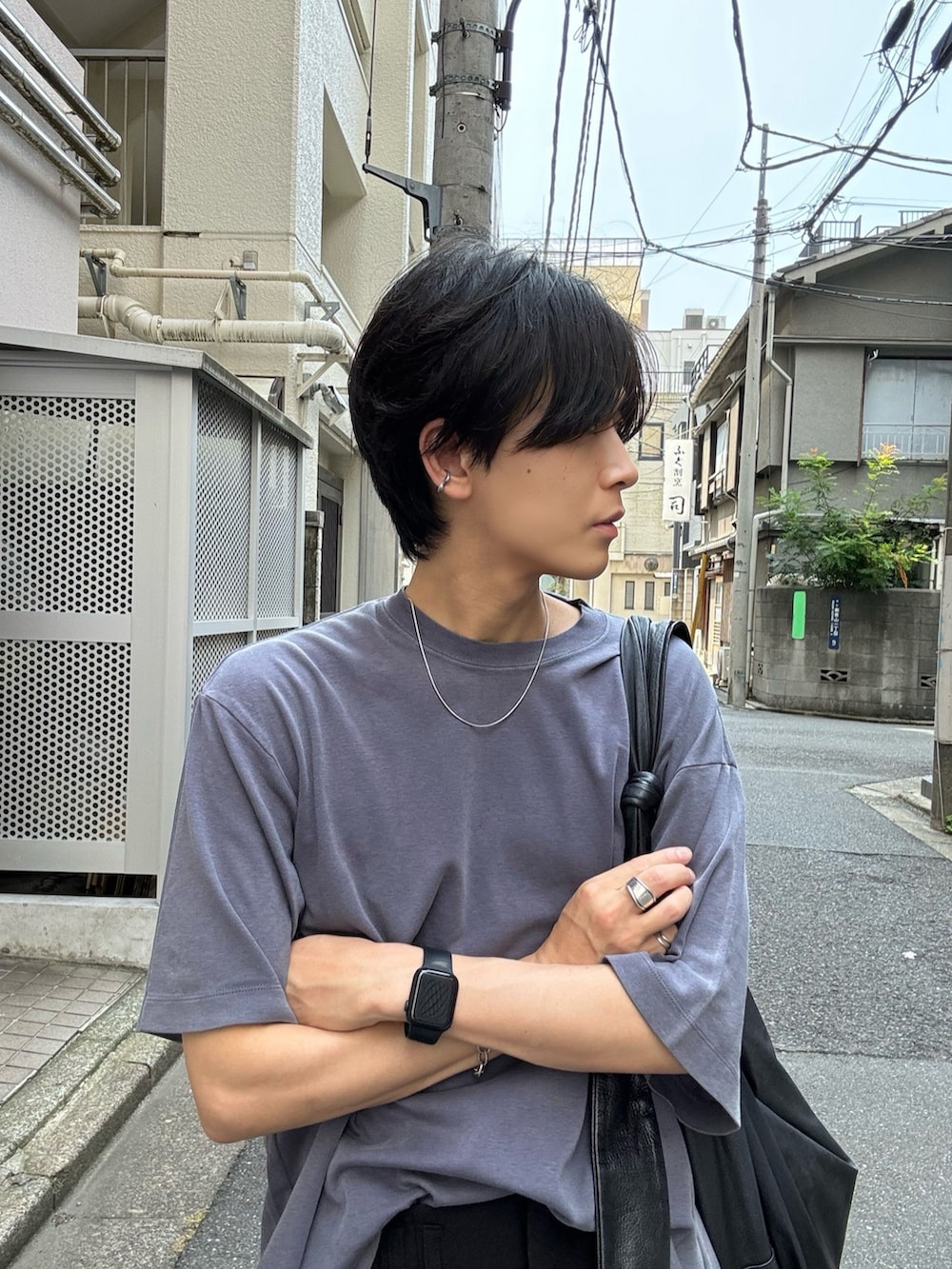 ブラック系のスラックス、ブラック系のサンダル、ブルー系のTシャツ/カットソーを着用したメンズの夏コーディネートの2枚目の写真