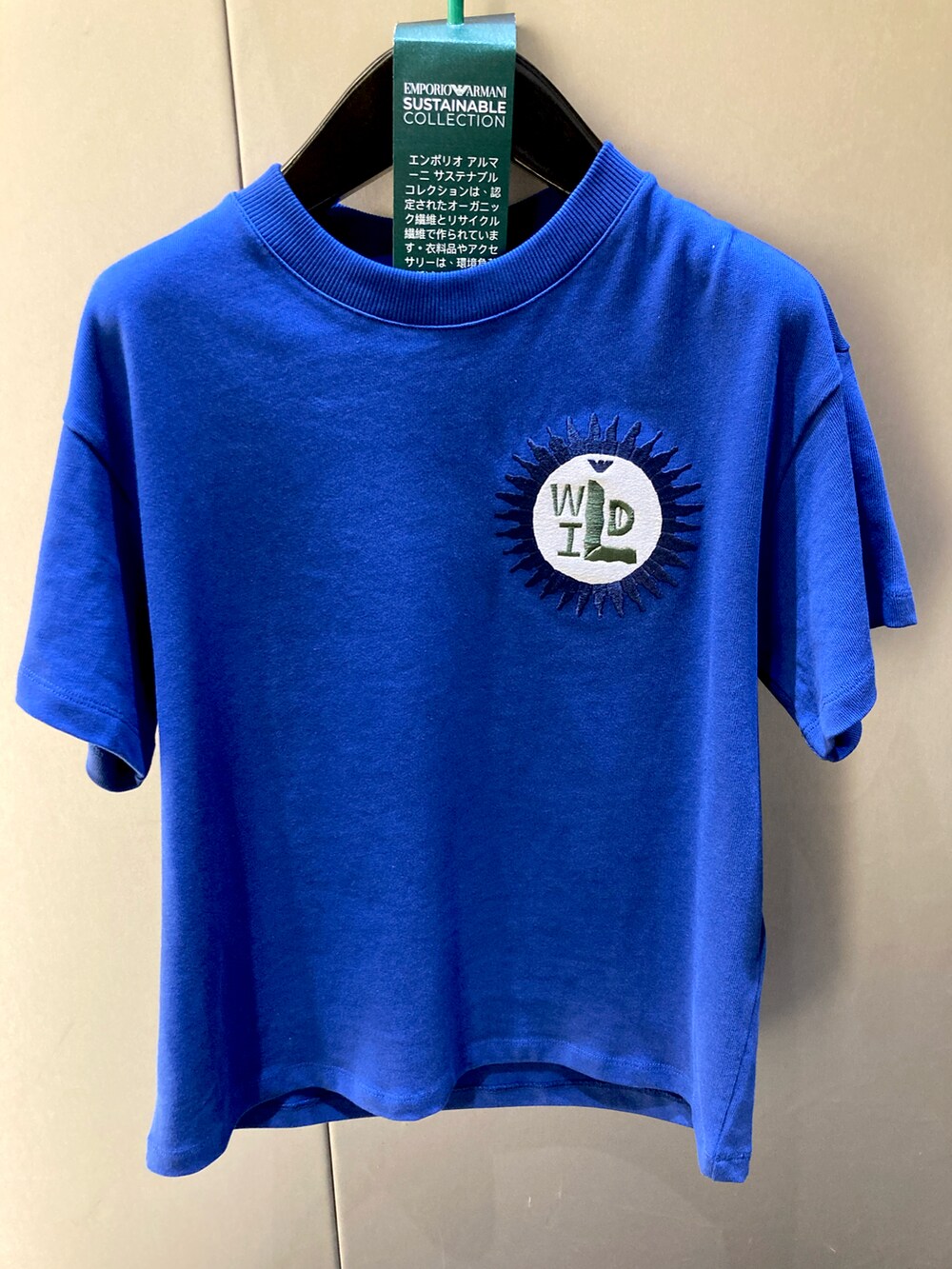 ホワイト系のデニムジャケット、ホワイト系のデニムパンツ、ブルー系のTシャツ/カットソーを着用したレディースの夏コーディネートの4枚目の写真