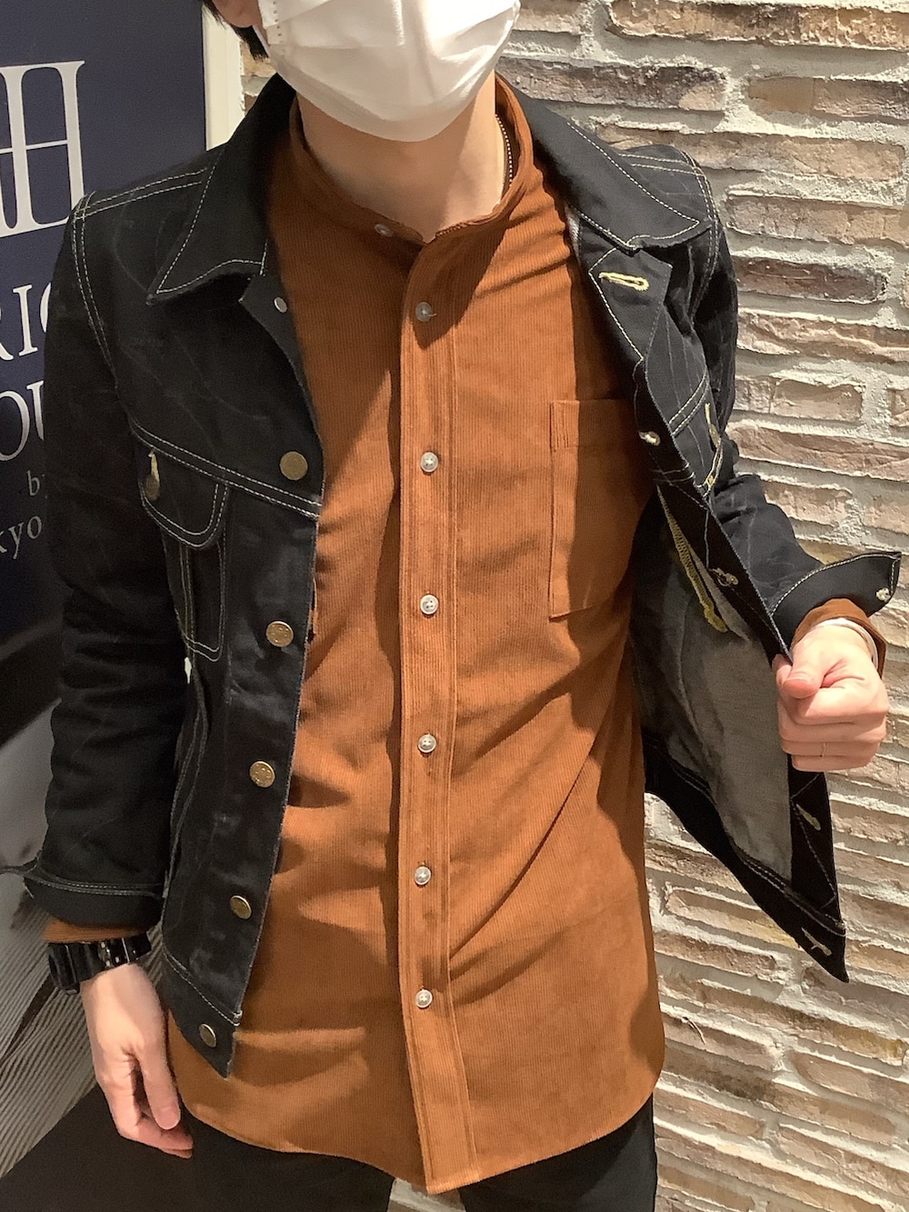 ブラウン系のシャツ/ブラウスを着用したメンズの秋コーディネートの2枚目の写真