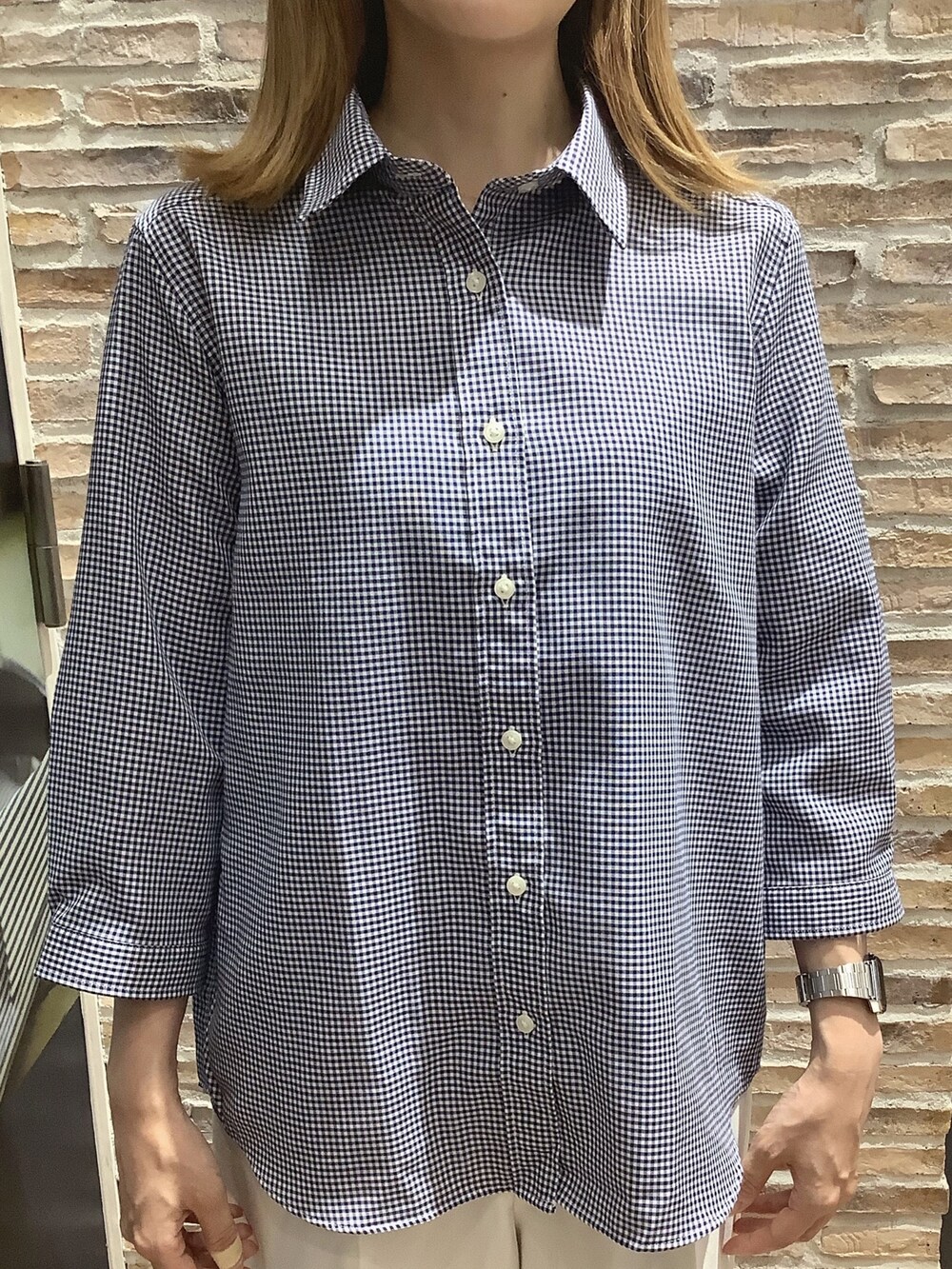 ブルー系のシャツ/ブラウスを着用したレディースの夏コーディネートの2枚目の写真