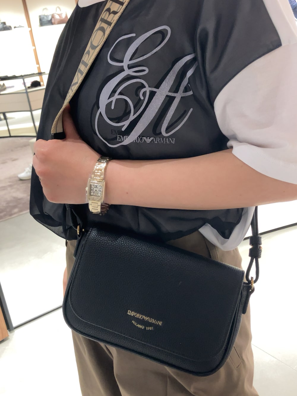 「EMPORIO ARMANI、エンポリオアルマーニ、白Tシャツ、サンダル、サンダルコーデ、レイヤードスタイル、チノパン、雨の日コーデ、大人カジュアル、デートコーデ、お出かけコーデ」｜「EMPORIO ARMANIの【エンポリオ アルマーニ】Tシャツ ジャージー EAロゴ シフォンインサーション（Tシャツ/カットソー、ホワイト系）」を使った、MORIATSUさん（レディース・150cm）の夏コーディネートの2枚目の写真