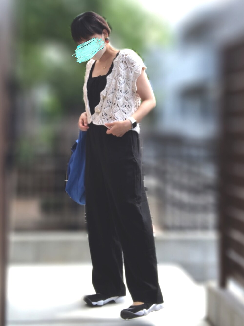 「サロペット、ニットベスト、エアリフト、トートバッグ、23度、26度」｜「H&Mのアイテム（サロペット/オーバーオール、ブラック系）」を使った、記録係さん（レディース・160cm）の春コーディネートの2枚目の写真