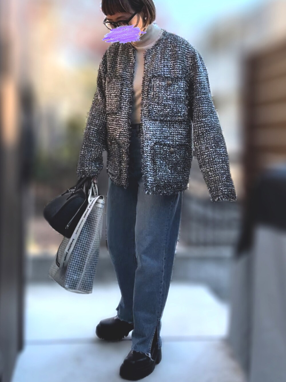 「ハイネックニット、デニムパンツ、ノーカラージャケット、ボストンバッグ、トートバッグ、ショートブーツ、14度」｜「UNIQLOのアイテム（ニット/セーター、ホワイト系）」を使った、記録係さん（レディース・161cm）の冬コーディネートの2枚目の写真