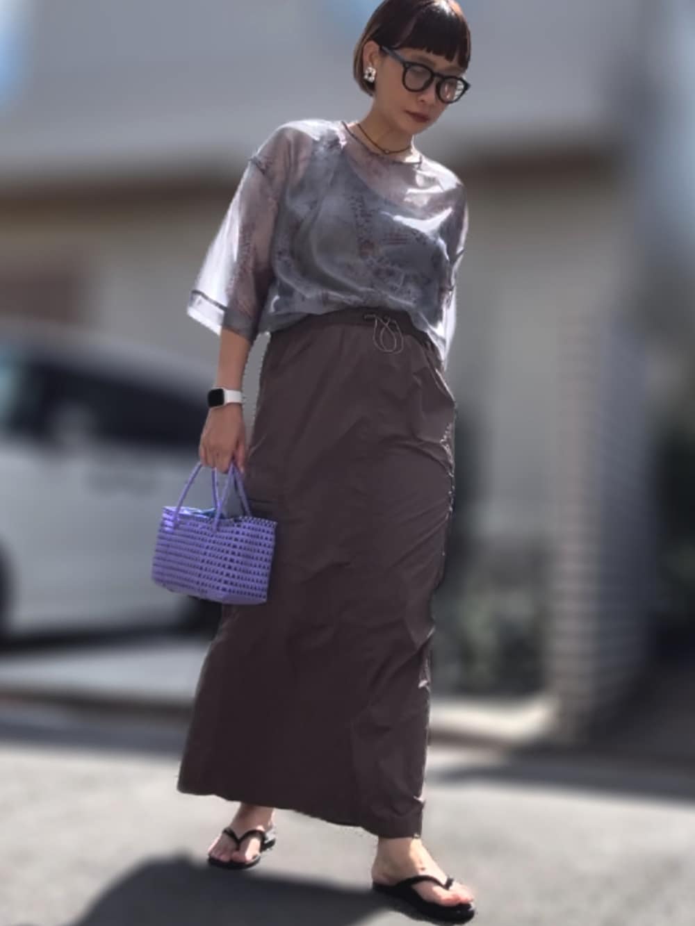 「めがね、シアートップス、カーゴスカート、ビーチサンダル、ハンドバッグ、32度」｜「UNIQLOのアイテム（メガネ、ブラック系）」を使った、記録係さん（レディース・161cm）の秋コーディネートの2枚目の写真