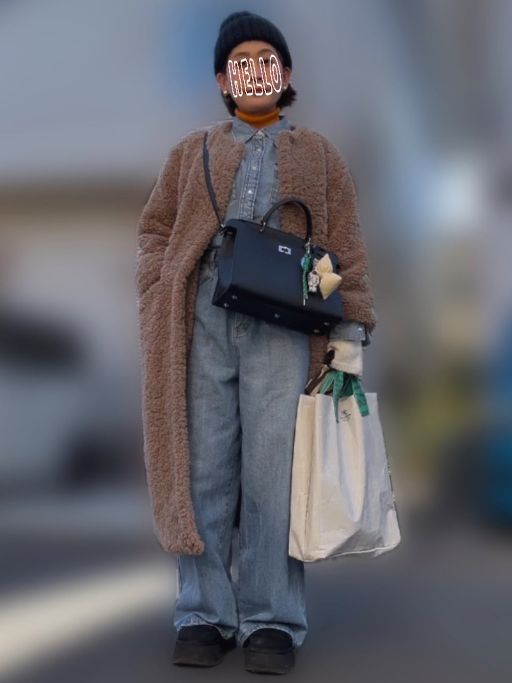 「ニット帽、ハイネックニット、デニムシャツ、デニムパンツ、ボアコート、トートバッグ、ハンドバッグ、5度」｜「SLOBE IENAの【FRATELLI TALLI / フラテリータリー】MOHAIR ニットキャップ（ニットキャップ/ビーニー、ブラック系）」を使った、記録係さん（レディース・161cm）の冬コーディネートの2枚目の写真