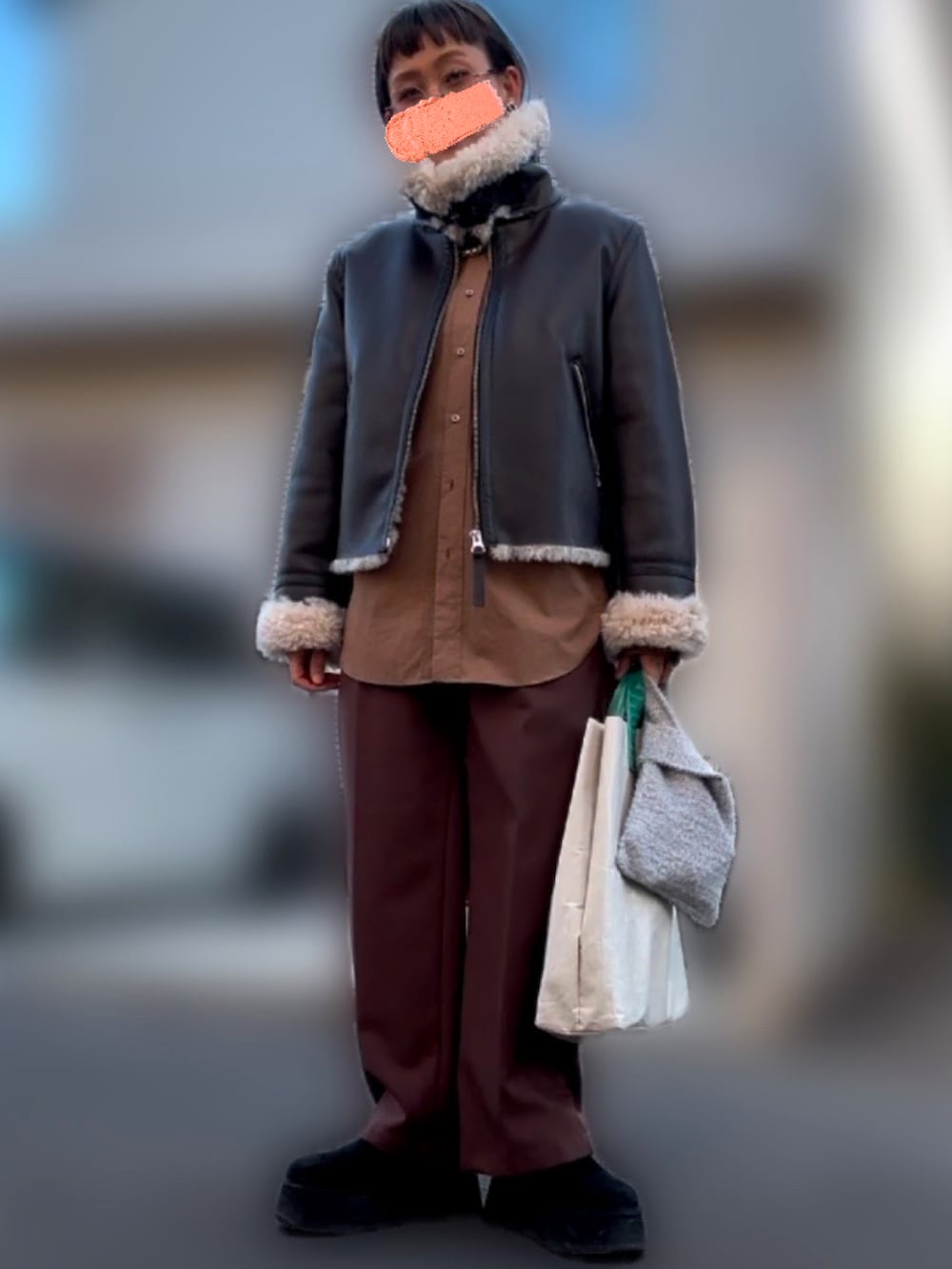 ベージュ系のニット/セーター、ブラウン系のシャツ/ブラウス、ブラウン系のジャケット/アウターを着用したレディースの冬コーディネートの2枚目の写真