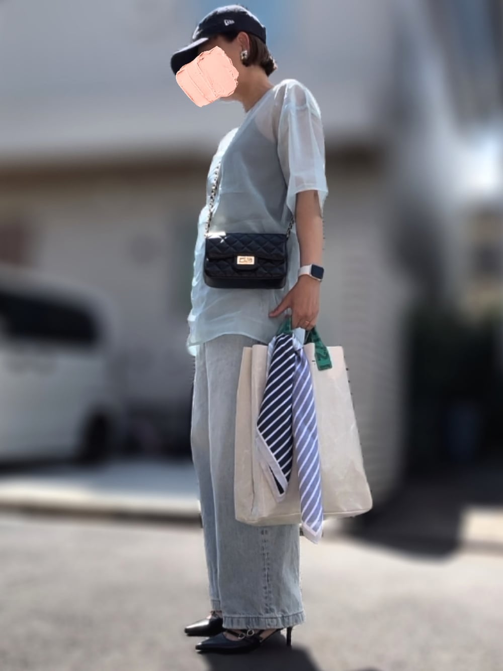 「キャップ、キャミソール、シアートップス、ワイドデニム、ショルダーバッグ、トートバッグ、パンプス、21度」｜「NEW ERAの【NEW ERA】9TWENTY MLB BASEBALL CAP /【ニューエラ】920 ナイントゥエンティ メジャーリーグ ベースボール キャップ（キャップ、ブルー系）」を使った、記録係さん（レディース・161cm）の夏コーディネートの2枚目の写真