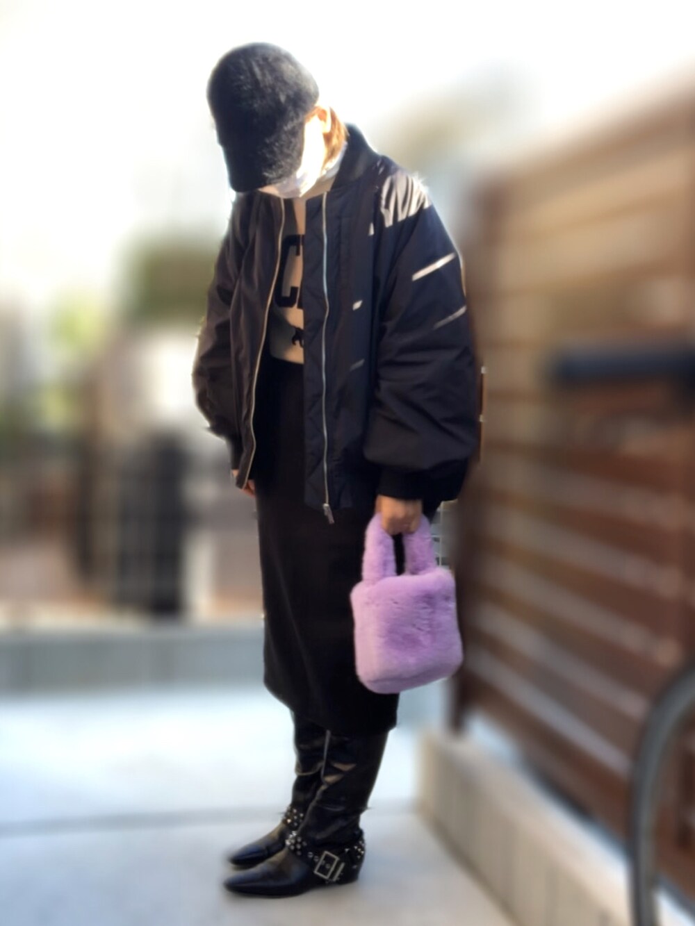 「キャップ、ハイネックトップス、ロゴスウェット、タイトスカート、MA-1、ロングブーツ、ファーバッグ、12度」｜「Bleu Bleuetのアイテム（キャップ、ブラック系）」を使った、記録係さん（レディース・160cm）の冬コーディネートの2枚目の写真