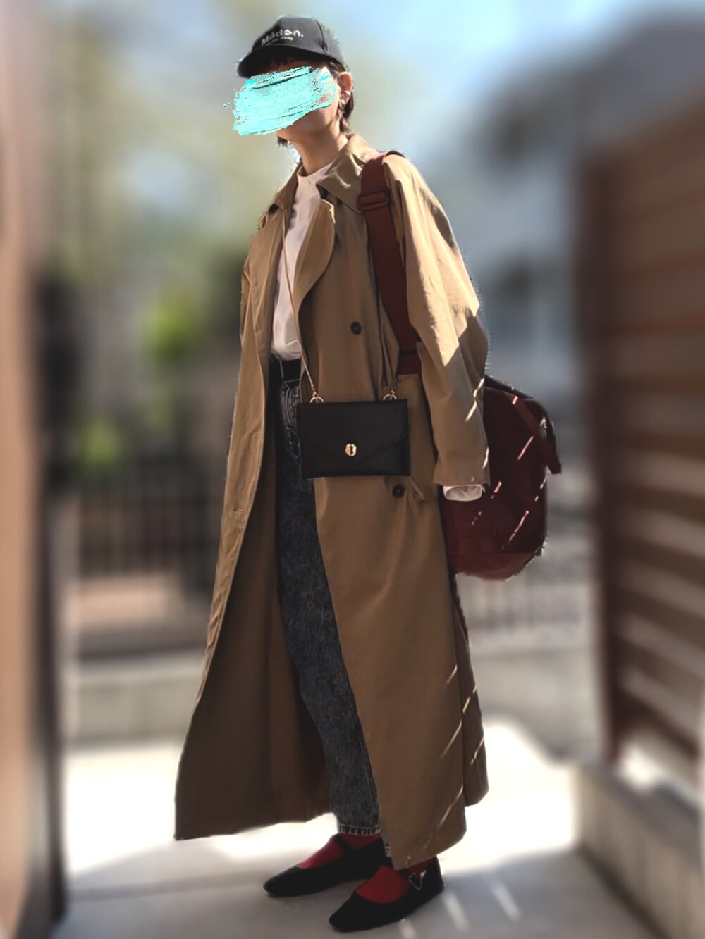 「キャップ、シャツ、ケミカルウォッシュ、赤ソックス、ストラップシューズ、トレンチコート、ショルダーバッグ、トートバッグ、エコバッグ、15度」｜「SLYのEMBROIDERY LOGO CAP エンブロイダリー ロゴ キャップ（キャップ、ブラック系）」を使った、記録係さん（レディース・161cm）の春コーディネートの2枚目の写真