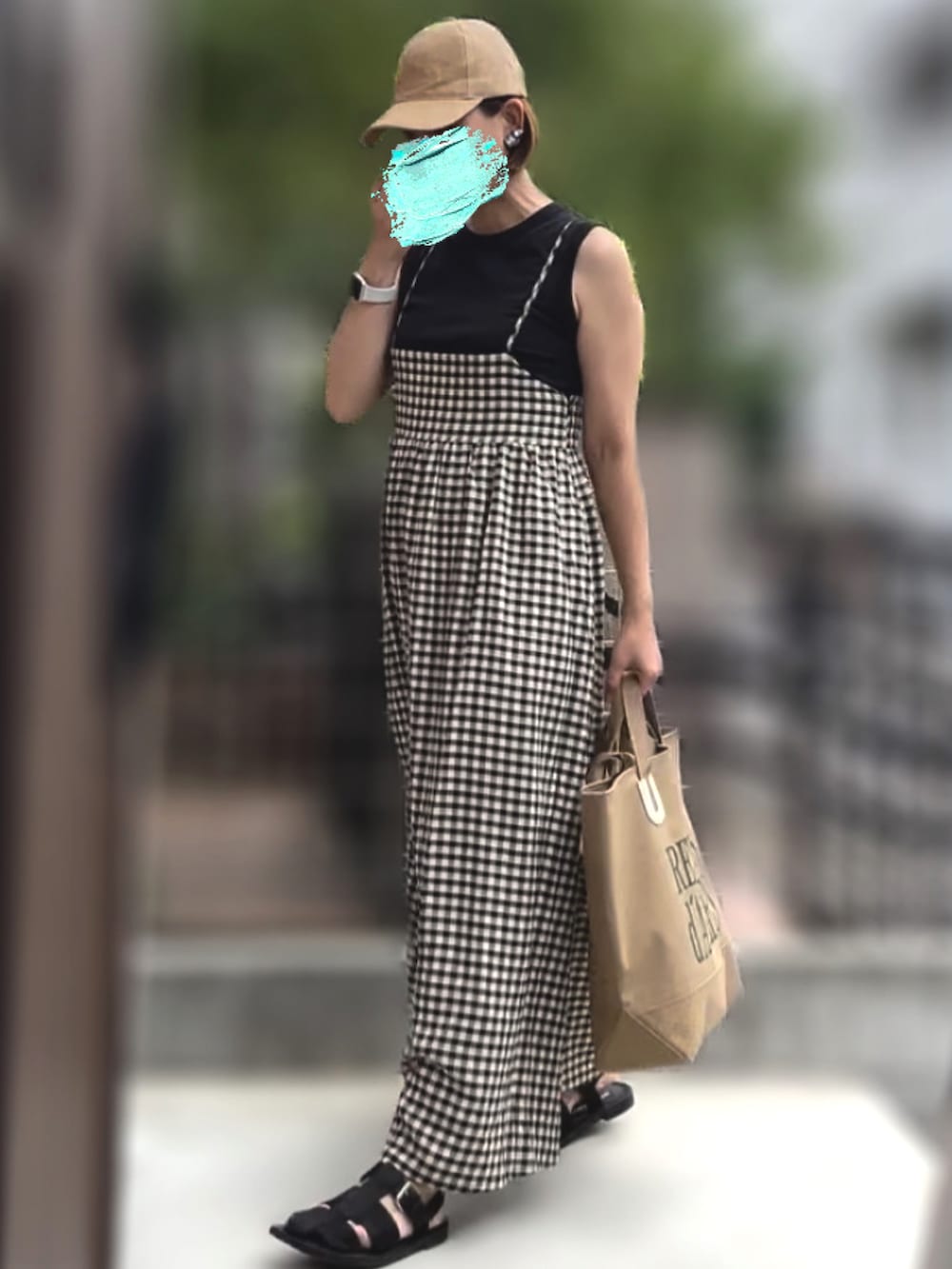 「キャップ、タンクトップ、ワンピース、グルカサンダル、トートバッグ、29度」｜「ZARAのアイテム（キャップ、ベージュ系）」を使った、記録係さん（レディース・161cm）の夏コーディネートの2枚目の写真