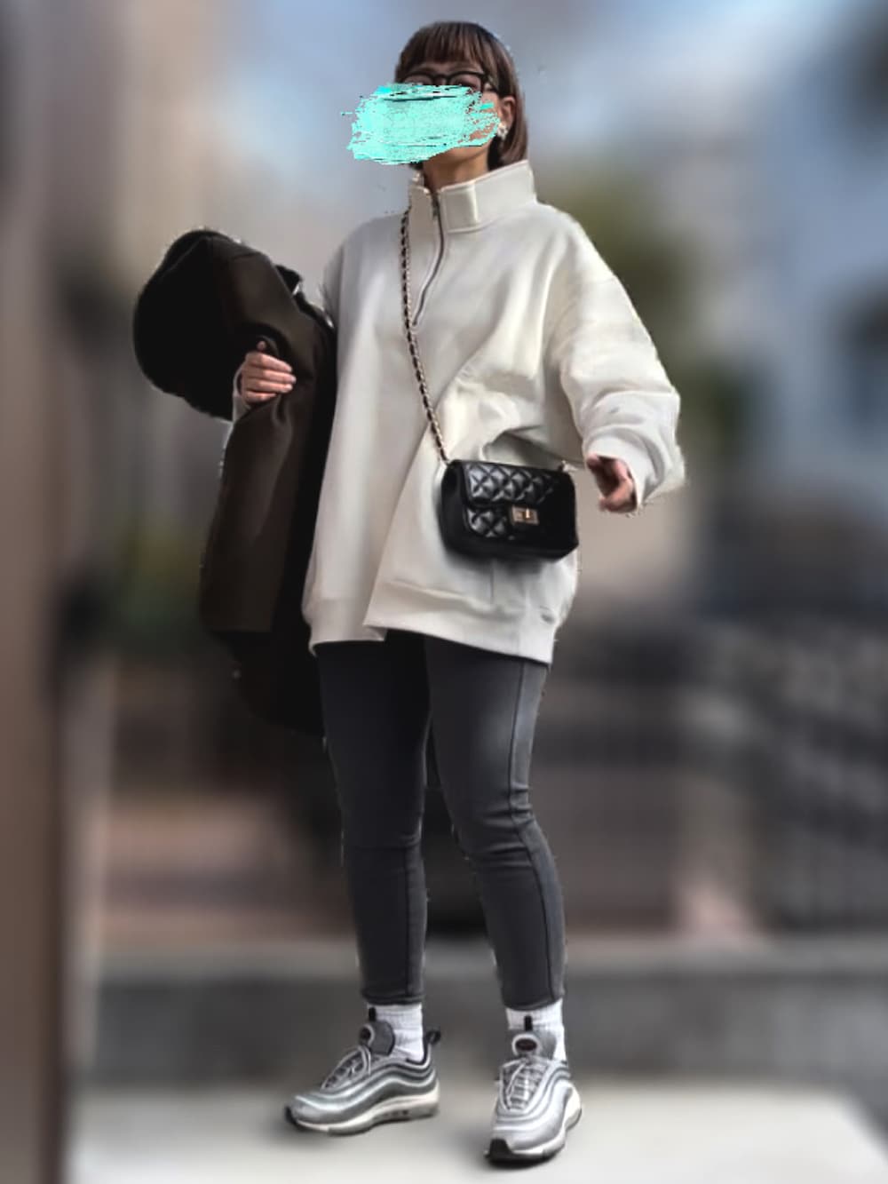 「ハーフジップ、スウェット、レギンスパンツ、ピーコート、ショルダーバッグ、めがね、14度」｜「GUのアイテム（スウェット、ホワイト系）」を使った、記録係さん（レディース・161cm）の冬コーディネートの2枚目の写真