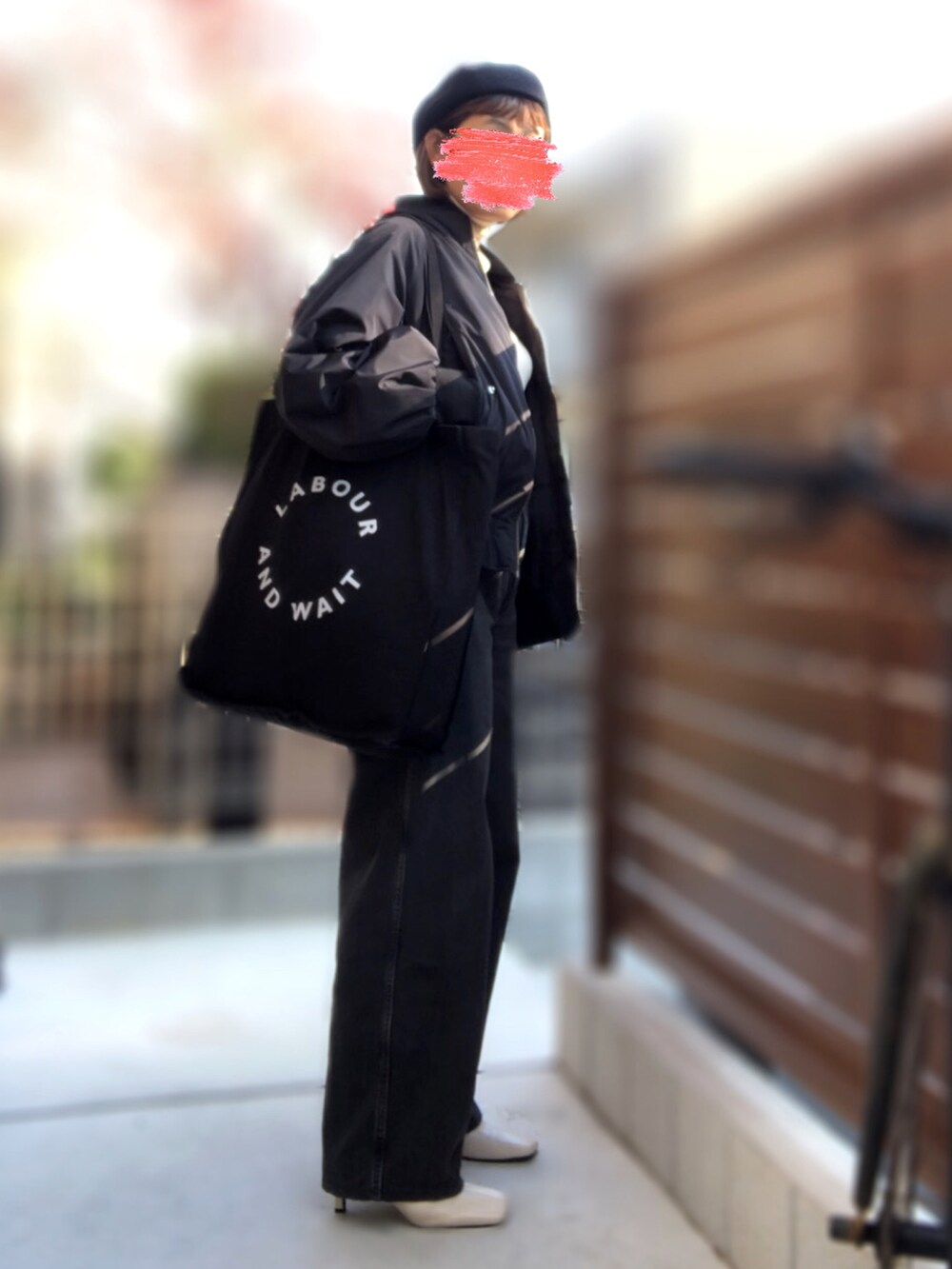 「ベレー帽、ハイネックニット、ワイドデニム、MA-1、ホワイトブーツ、ビッグトート、14度」｜「UNIQLOのアイテム（ハンチング/ベレー帽、ブラック系）」を使った、記録係さん（レディース・160cm）の秋コーディネートの2枚目の写真