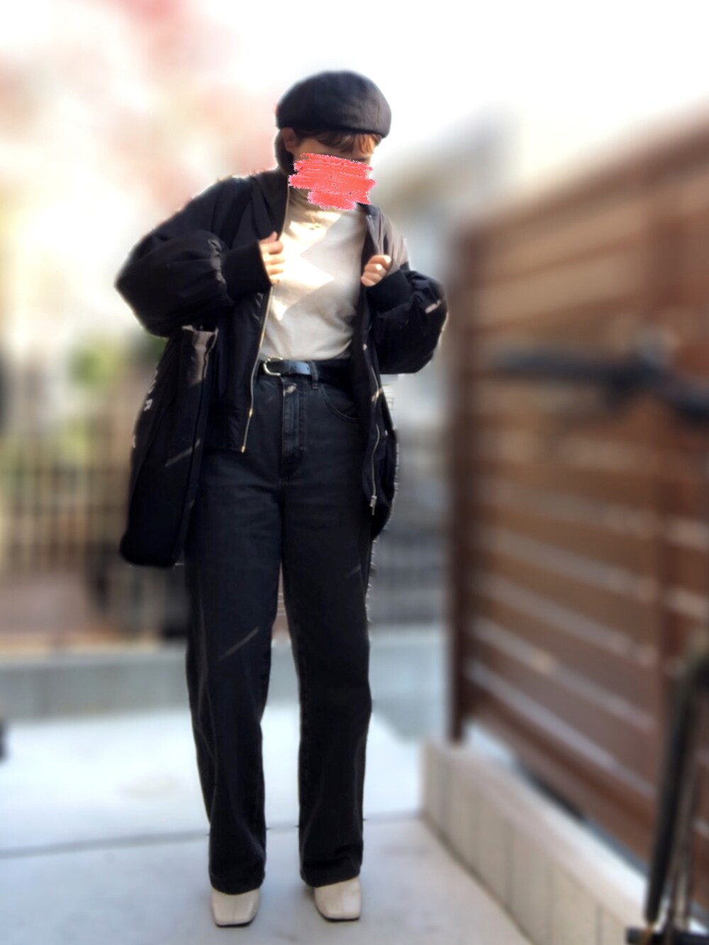 「ベレー帽、ハイネックニット、ワイドデニム、MA-1、ホワイトブーツ、ビッグトート、14度」｜「UNIQLOのアイテム（ハンチング/ベレー帽、ブラック系）」を使った、記録係さん（レディース・160cm）の秋コーディネートの3枚目の写真
