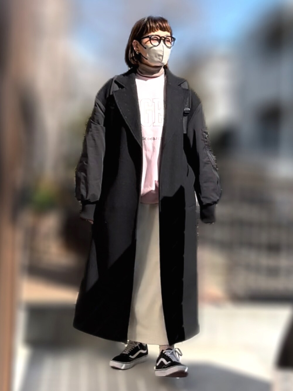 ベージュ系のニット/セーター、ピンク系のスウェット、ホワイト系のスカートを着用したレディースの冬コーディネートの2枚目の写真