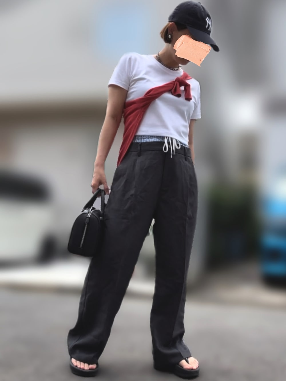 「キャップ、Tシャツ、ワイドパンツ、レイヤードパンツ、トートバッグ、ボストンバッグ、サンダル、23度、26度」｜「NEW ERAの【NEW ERA】9TWENTY MLB BASEBALL CAP /【ニューエラ】920 ナイントゥエンティ メジャーリーグ ベースボール キャップ（キャップ、ブルー系）」を使った、記録係さん（レディース・161cm）の夏コーディネートの2枚目の写真