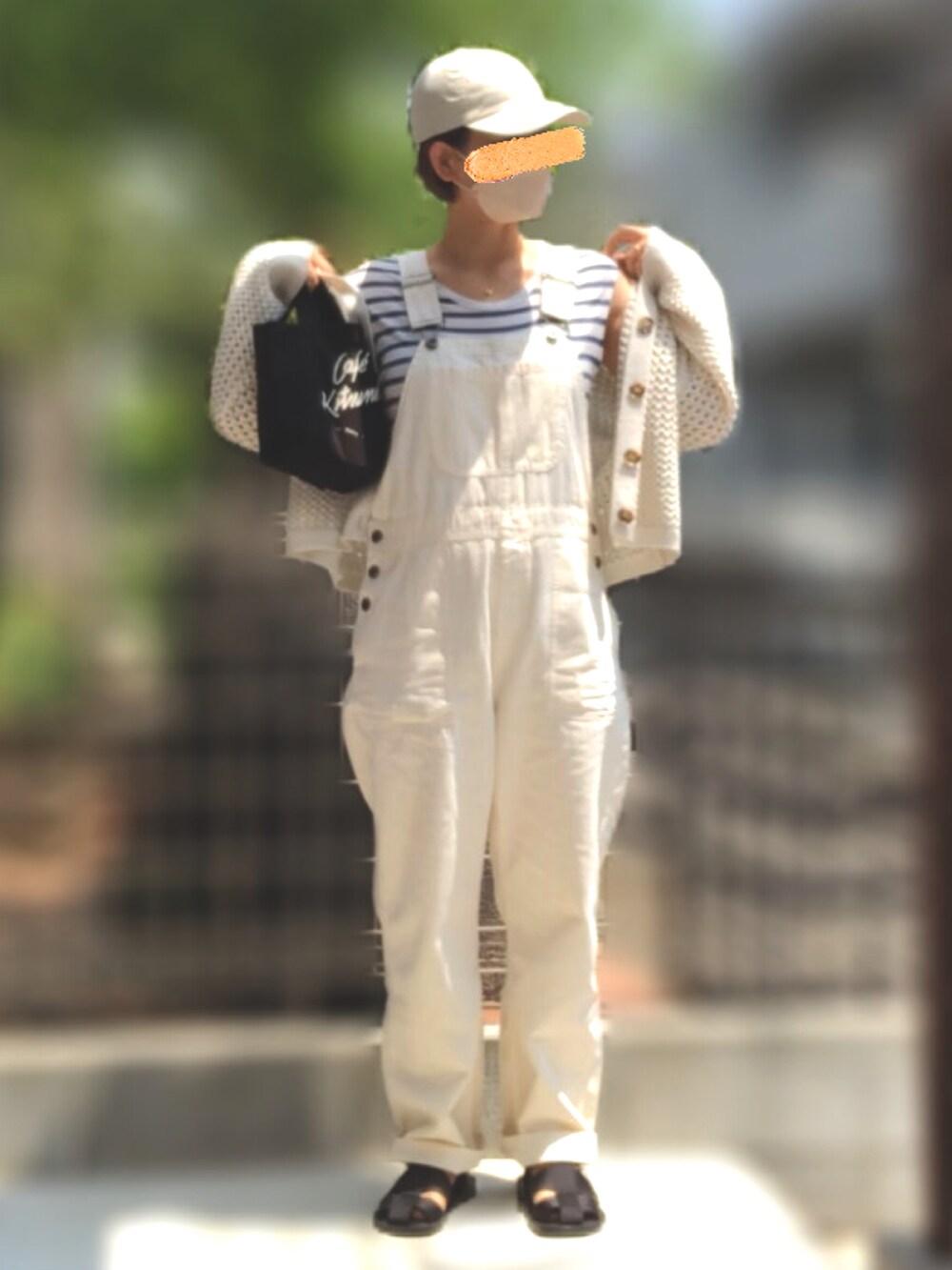 「キャップ、ボーダートップス、オーバーオール、グルカサンダル、ミニトート、23度」｜「UNIQLOのアイテム（キャップ、ホワイト系）」を使った、記録係さん（レディース・160cm）の春コーディネートの2枚目の写真