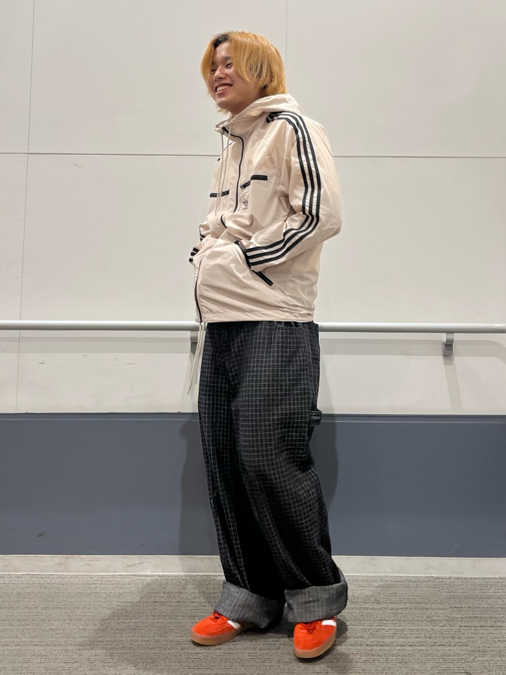「スニーカー、adidas、アディダス、ナイロンジャケット、adidas originals、ウインドブレーカー、アディカラー、ガゼル」｜「adidasのアディカラー クラシックス ウインドブレーカー（ナイロンジャケット、ベージュ系）」を使った、MS:(さん（メンズ・171cm）の秋コーディネートの2枚目の写真