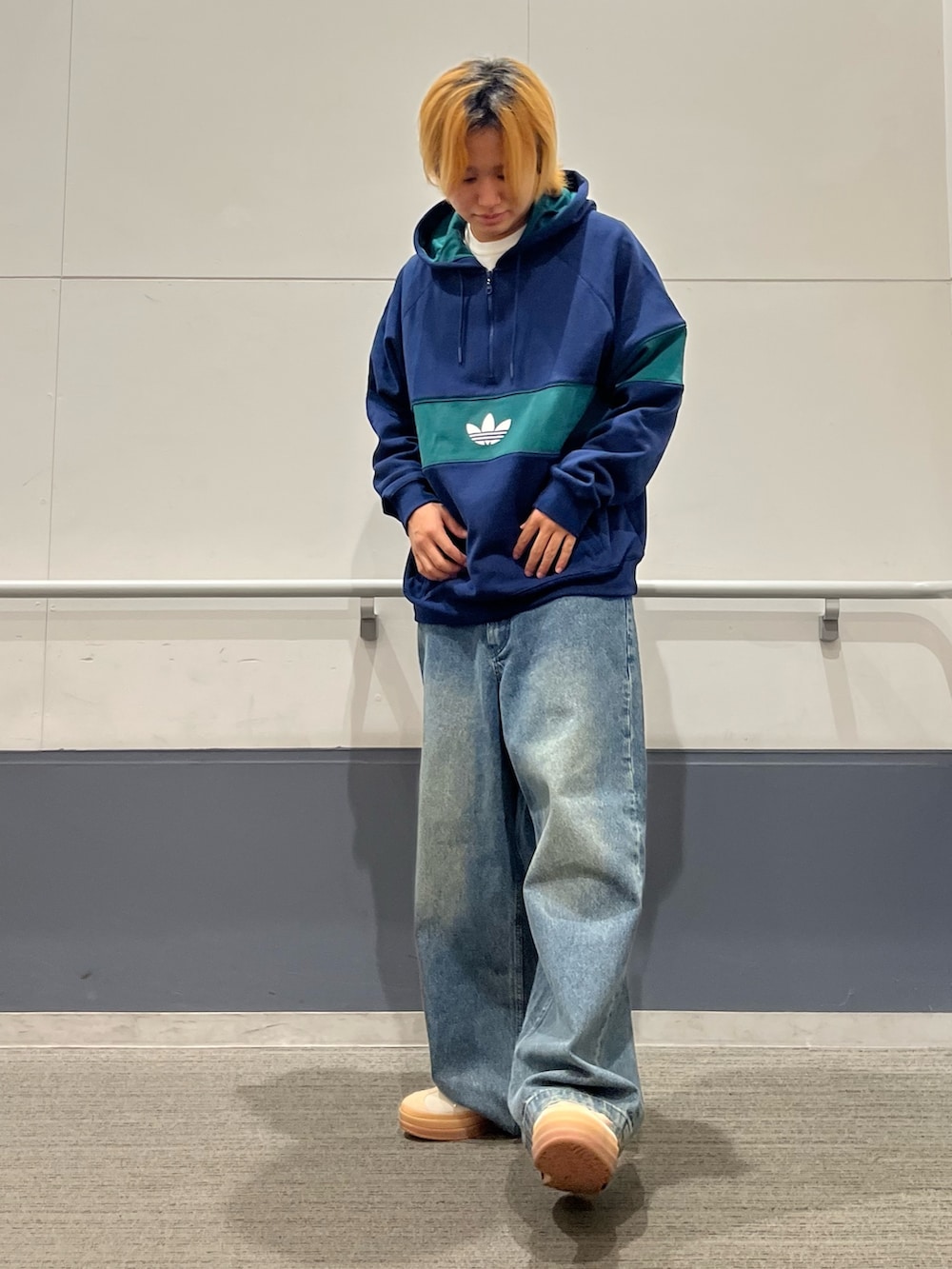 「スニーカー、パーカー、adidas、厚底シューズ、adidas originals、フーディー、ハーフジップ、アディダスコーデ、ガゼル」｜「adidasのハック NY 切り替えデザインパーカー（パーカー、ブルー系）」を使った、MS:(さん（メンズ・171cm）の秋コーディネートの3枚目の写真