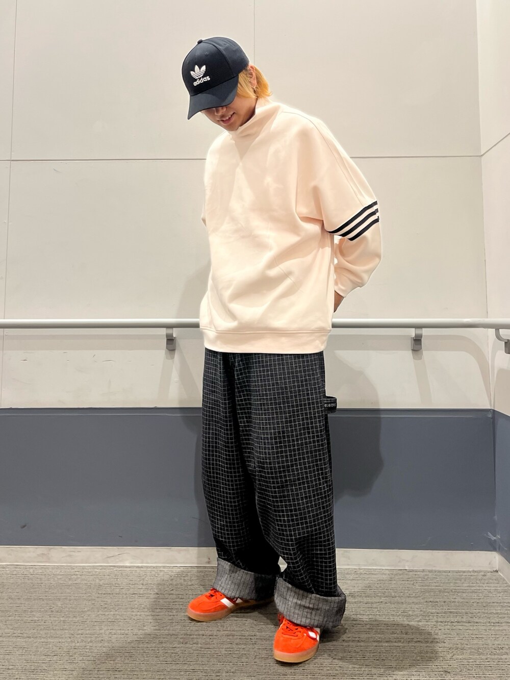 「スウェット、スニーカー、adidas、ハイネック、オーバーサイズ、ベースボールキャップ、adidas originals、トレフォイル、アディカラー、ガゼル」｜「adidasのトレフォイル クラシック ベースボール キャップ [TREFOIL CLASSIC BASEBALL CAP]  / アディダスオリジナルス adidas Originals（キャップ、ブラック系）」を使った、MS:(さん（メンズ・171cm）の秋コーディネートの4枚目の写真