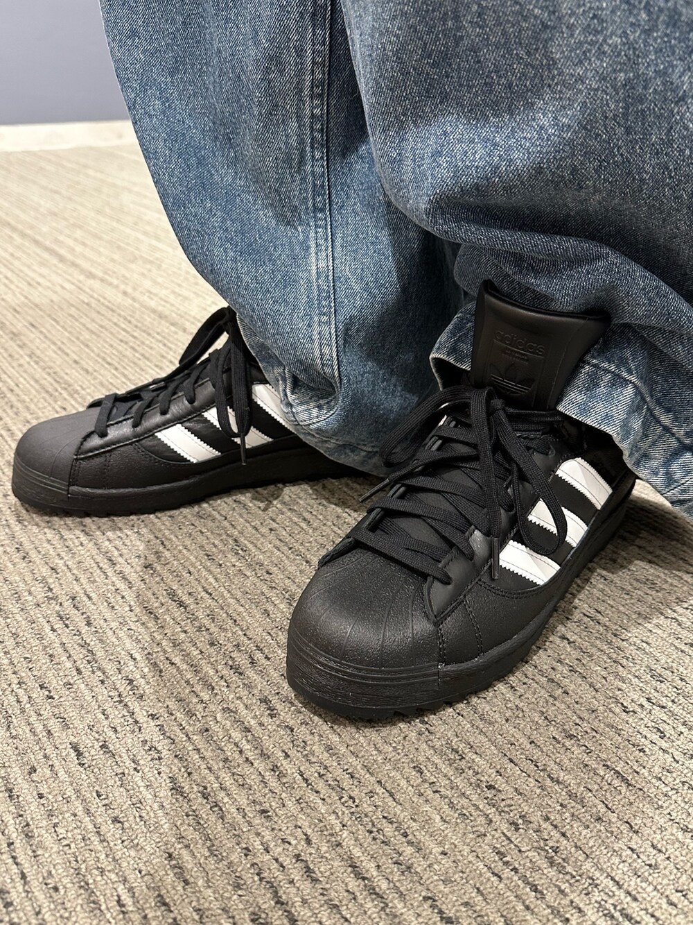 「スニーカー、ブーツ、adidas、ジャージ、GORE-TEX、adidas originals、トラックジャケット、トラックトップ、アディカラー、ファイヤーバード」｜「adidasのアディカラー クラシックス ファイヤーバード トラックトップ（ジャージ） / アディダスオリジナルス adidas Originals（ジャージ、ブルー系）」を使った、MS:(さん（メンズ・171cm）の秋コーディネートの4枚目の写真