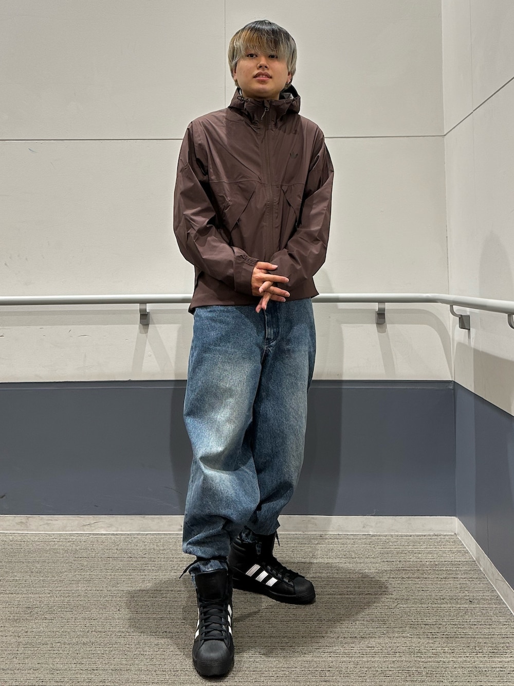 「ジャケット、アウター、ブーツ、adidas、アディダス、GORE-TEX、防水、adidas originals、シェルジャケット、スケートボーディング」｜「adidasのディル アイズ テック シェルジャケット / アディダスオリジナルス adidas Originals（ナイロンジャケット、ブラウン系）」を使った、MS:(さん（メンズ・171cm）の秋コーディネートの2枚目の写真
