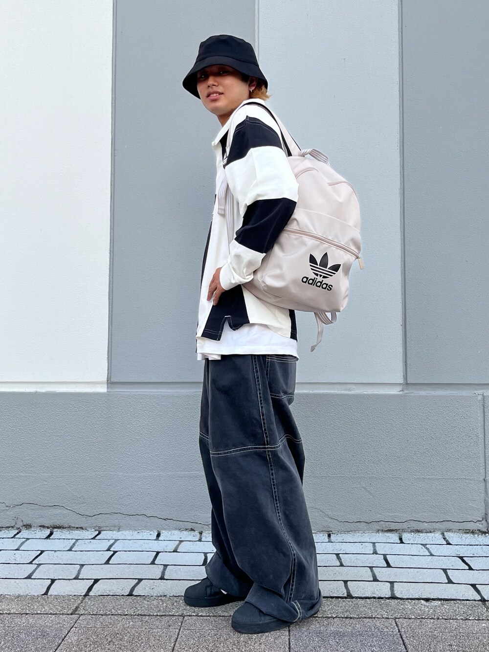 「スニーカー、adidas、ストライプ、モノトーン、adidas originals、長袖Tシャツ、スーパースター、ラガーシャツ、アディカラー」｜「adidasのハック ラグビー 長袖Tシャツ（Tシャツ/カットソー、ブラック系）」を使った、MS:(さん（メンズ・171cm）の夏コーディネートの3枚目の写真