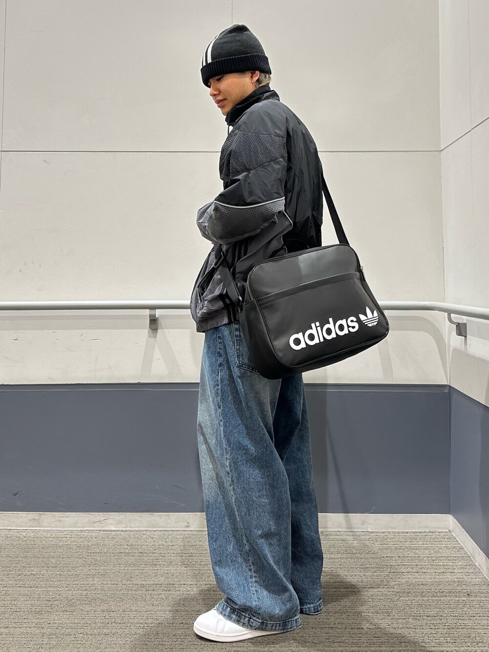 「スニーカー、ショルダーバッグ、adidas、ジャージ、アディダス、ナイロンジャケット、ビーニー、スタンスミス、adidas originals、トラックジャケット」｜「adidasのアディダス Rekive ウーブントラックトップ（ジャージ） / アディダスオリジナルス adidas Originals（ナイロンジャケット、ブラック系）」を使った、MS:(さん（メンズ・171cm）の秋コーディネートの3枚目の写真