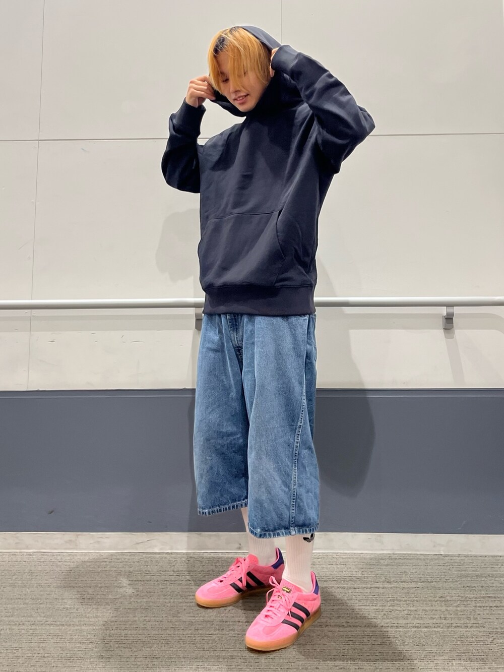 「スニーカー、ブラック、パーカー、adidas、ベースボールキャップ、adidas originals、フーディー、アディカラー、ガゼル」｜「adidasのアディカラー クラシックス トレフォイル ストーンウォッシュ ベースボールキャップ（キャップ、ブラック系）」を使った、MS:(さん（メンズ・171cm）の秋コーディネートの3枚目の写真