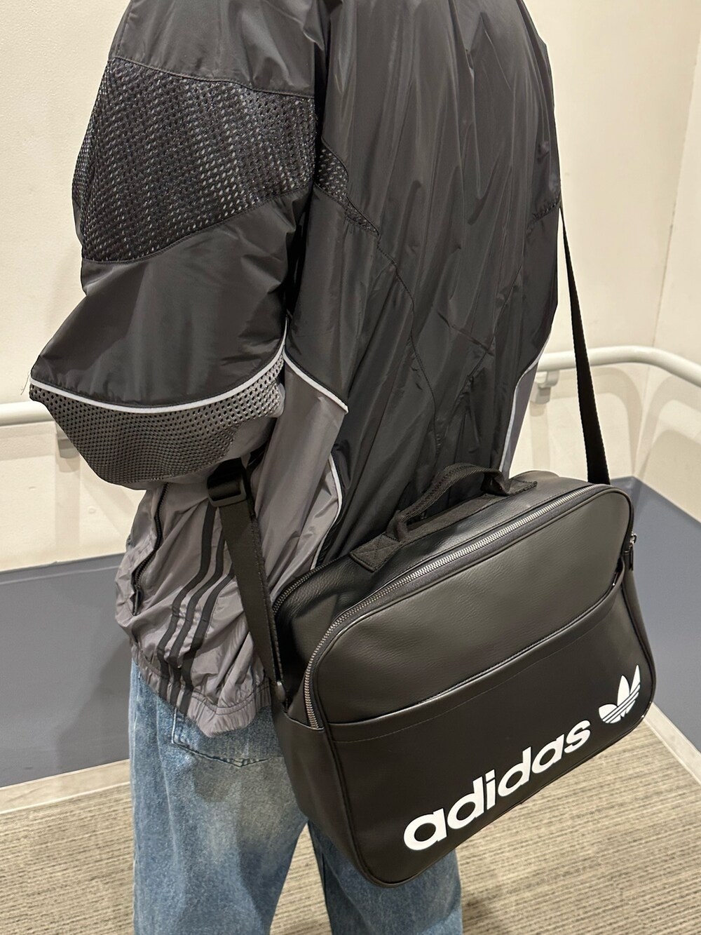 「スニーカー、ショルダーバッグ、adidas、ジャージ、アディダス、ナイロンジャケット、ビーニー、スタンスミス、adidas originals、トラックジャケット」｜「adidasのアディダス Rekive ウーブントラックトップ（ジャージ） / アディダスオリジナルス adidas Originals（ナイロンジャケット、ブラック系）」を使った、MS:(さん（メンズ・171cm）の秋コーディネートの4枚目の写真