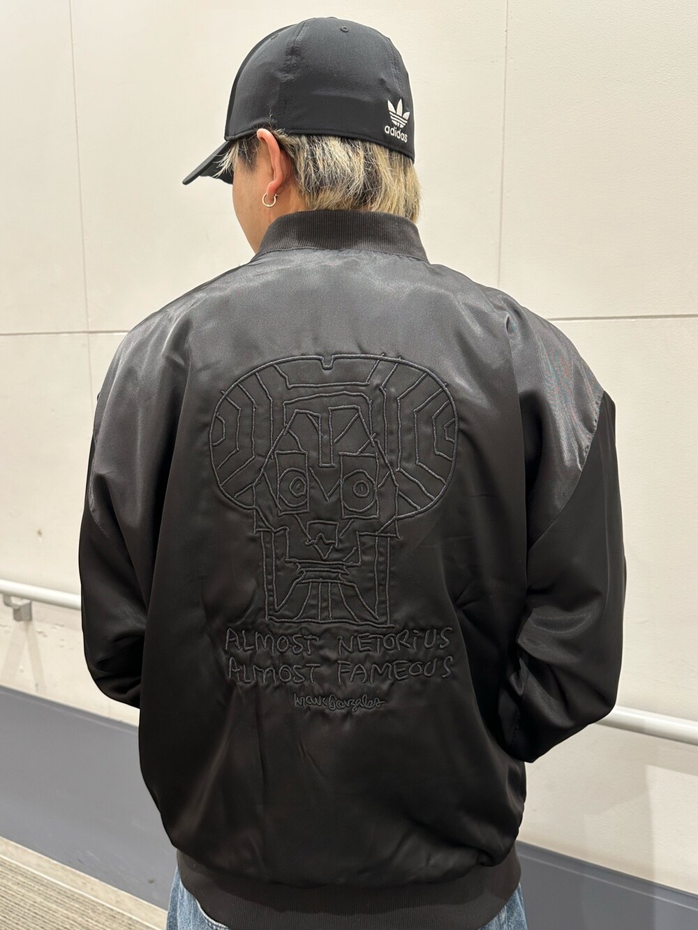 「アウター、adidas、アディダス、厚底シューズ、adidas originals、ボンバージャケット、スーパースター、アディカラー、SUPERSTAR XLG、シュムーフォイル」｜「adidasのアディカラー クラシック トレフォイル ストーンウォッシュ ベースボールキャップ（キャップ、ブラック系）」を使った、MS:(さん（メンズ・171cm）の秋コーディネートの5枚目の写真
