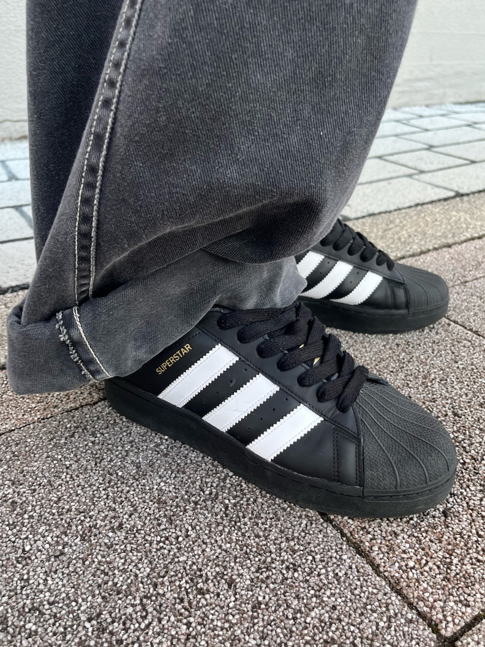 「スニーカー、adidas、ストライプ、モノトーン、adidas originals、長袖Tシャツ、スーパースター、ラガーシャツ、アディカラー」｜「adidasのハック ラグビー 長袖Tシャツ（Tシャツ/カットソー、ブラック系）」を使った、MS:(さん（メンズ・171cm）の夏コーディネートの5枚目の写真