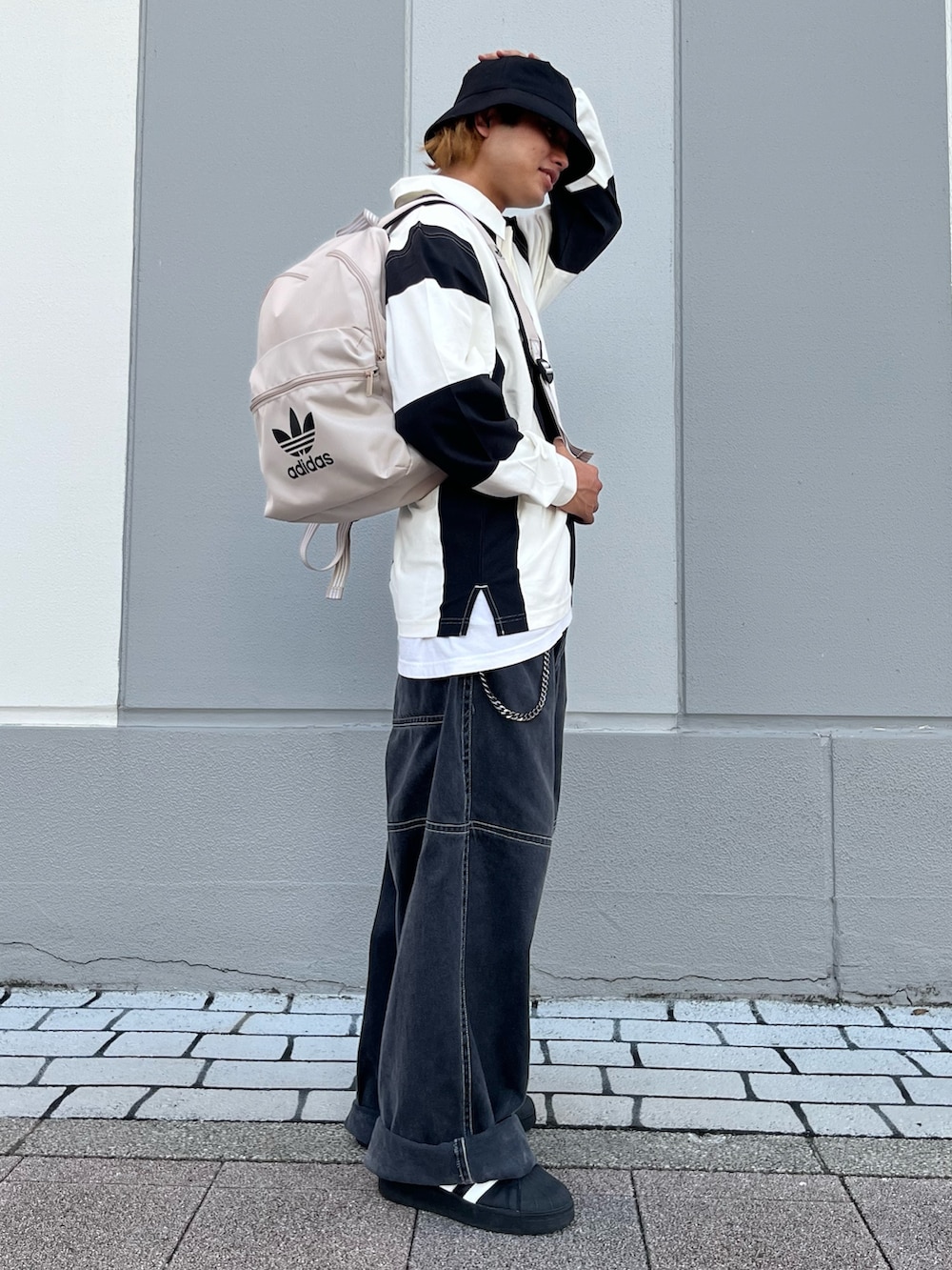 「スニーカー、adidas、ストライプ、モノトーン、adidas originals、長袖Tシャツ、スーパースター、ラガーシャツ、アディカラー」｜「adidasのハック ラグビー 長袖Tシャツ（Tシャツ/カットソー、ブラック系）」を使った、MS:(さん（メンズ・171cm）の夏コーディネートの4枚目の写真