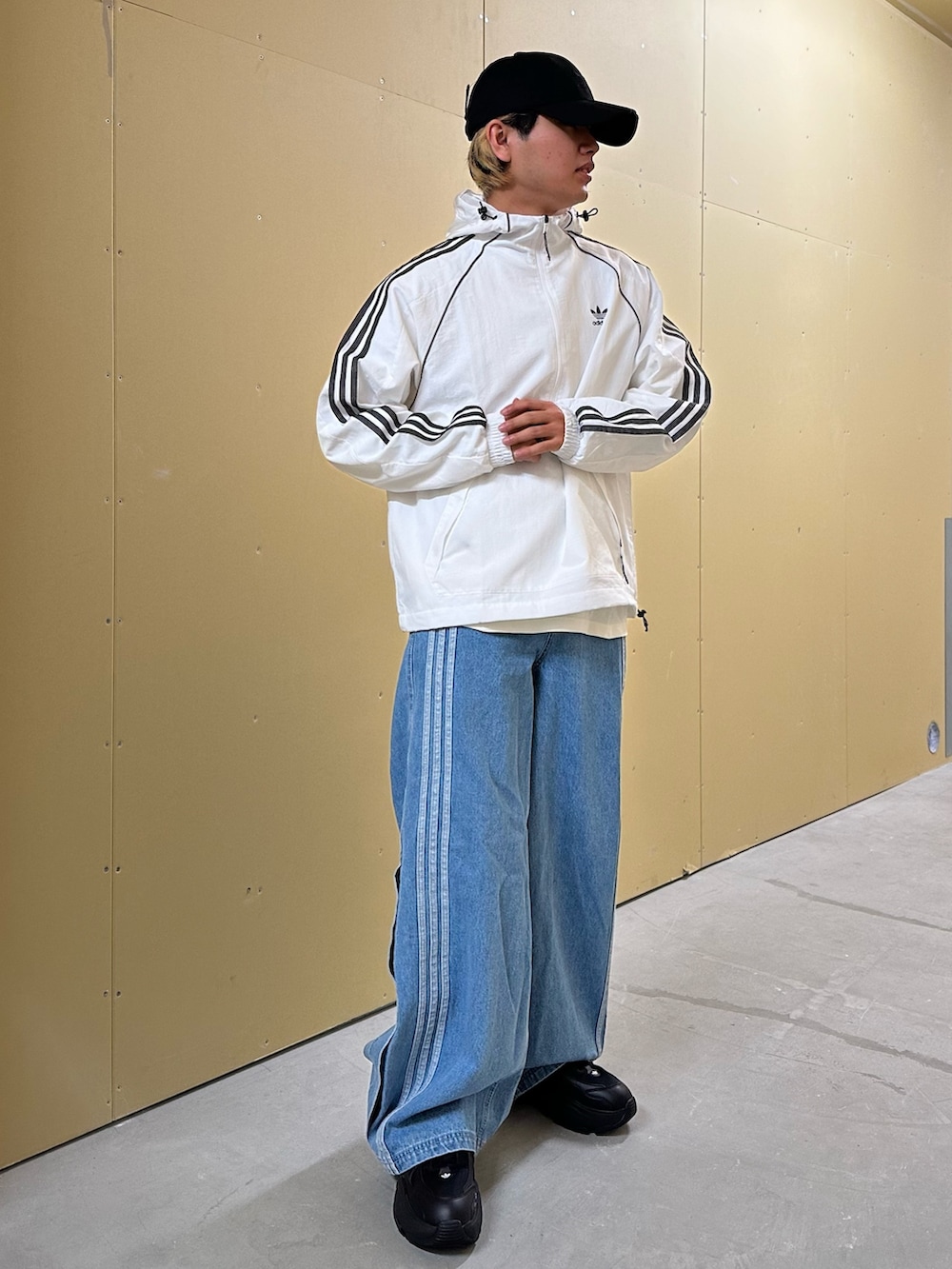 「スニーカー、adidas、アディダス、ワイドパンツ、デニムパンツ、厚底シューズ、adidas originals、アノラック、アノラックパーカー、オズガイア」｜「adidasのキャップ / アディダスオリジナルス（キャップ、ブラック系）」を使った、MS:(さん（メンズ・171cm）の冬コーディネートの2枚目の写真